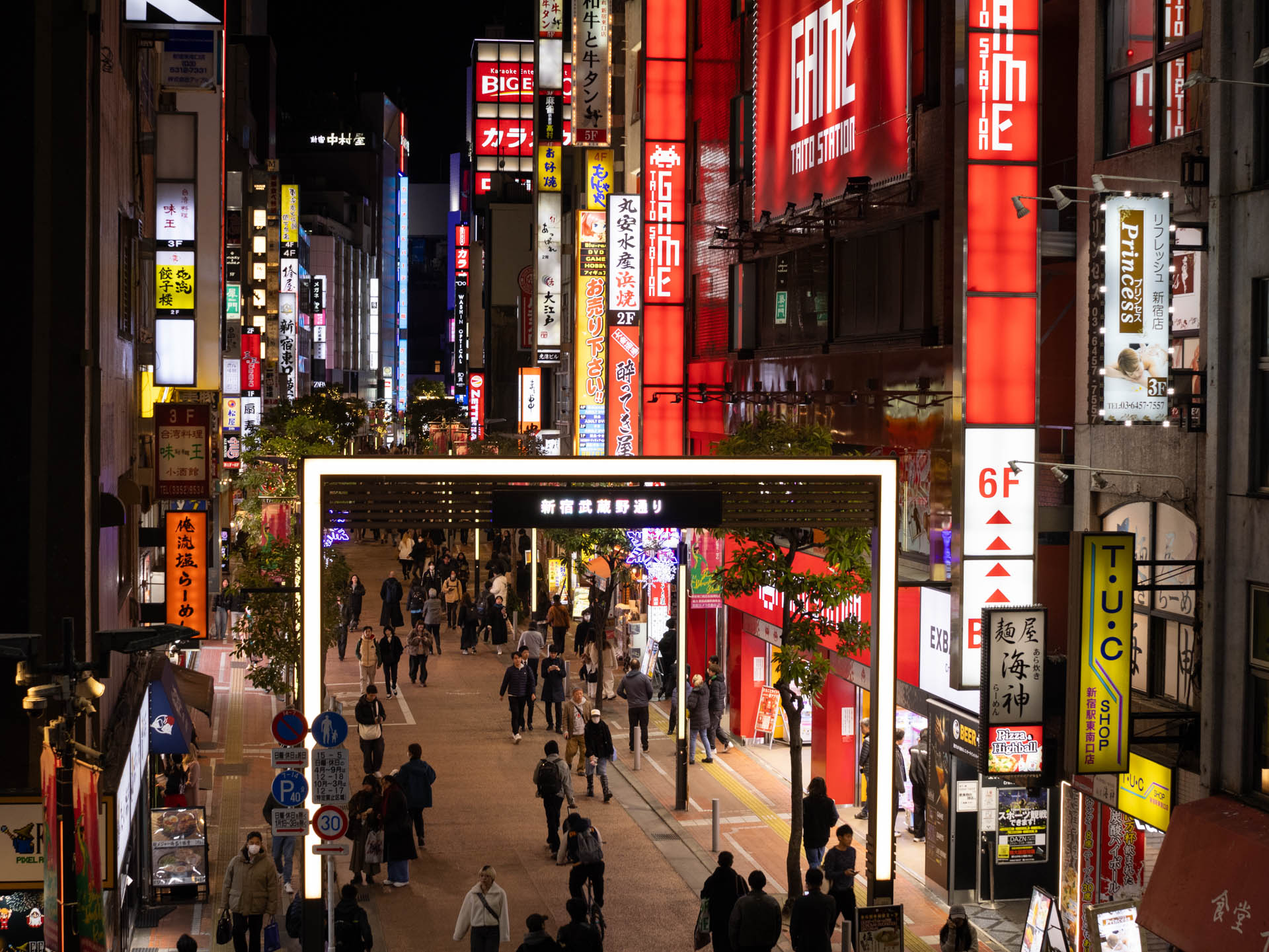 新宿南口の光景です。半世紀前からこのあたりを観察しています。夜景がこんなに簡単に綺麗に撮れてしまう驚き。<br><span class="fnt-85">LUMIX G9PROII／SIGMA 30mm F2.8 EX DN／30mm（60mm相当）／プログラムAE（1/60秒、F5.6、±0.0EV）／ISO 400</span>