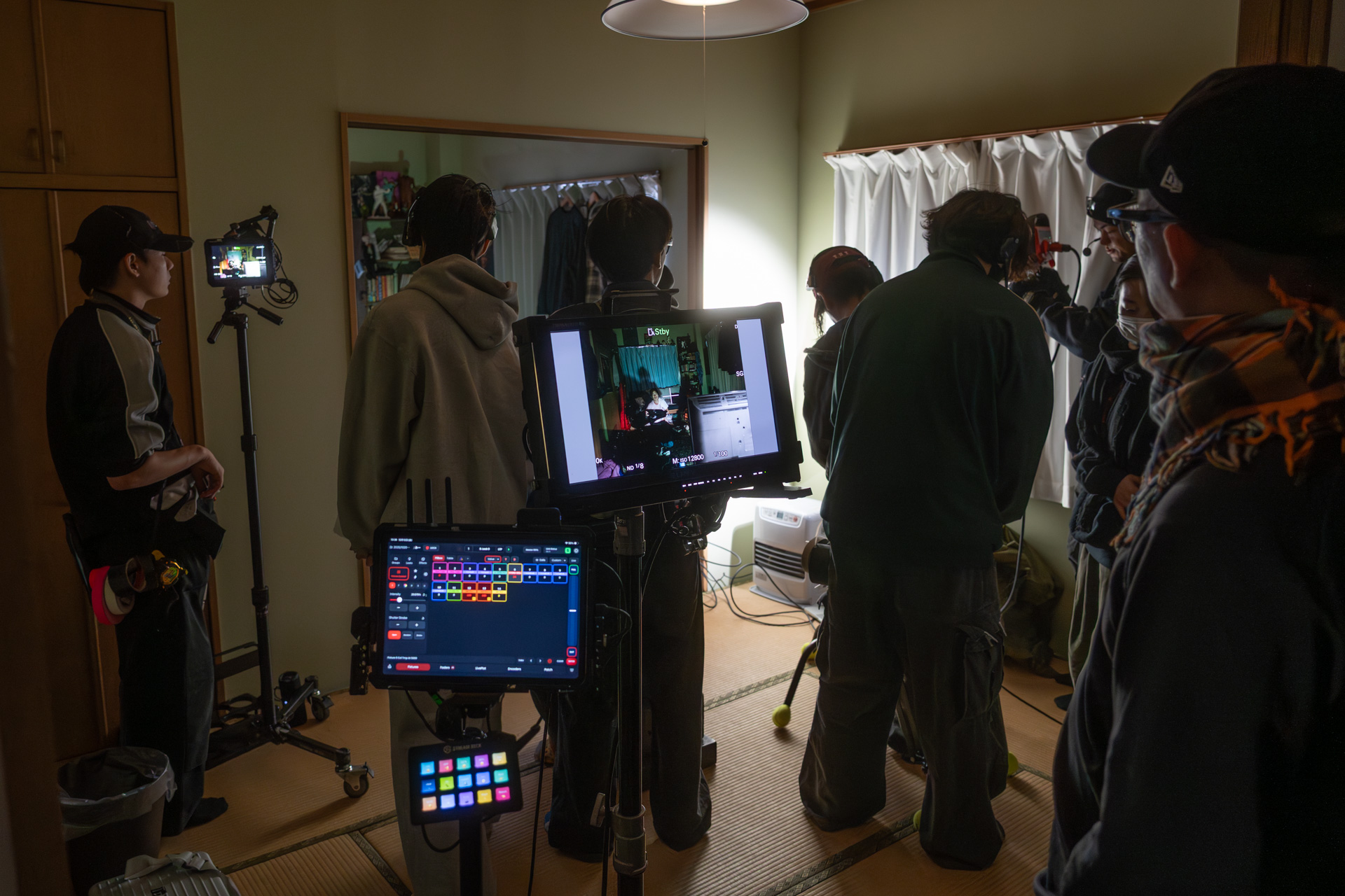 多くのスタッフが撮影に関わる現場だった