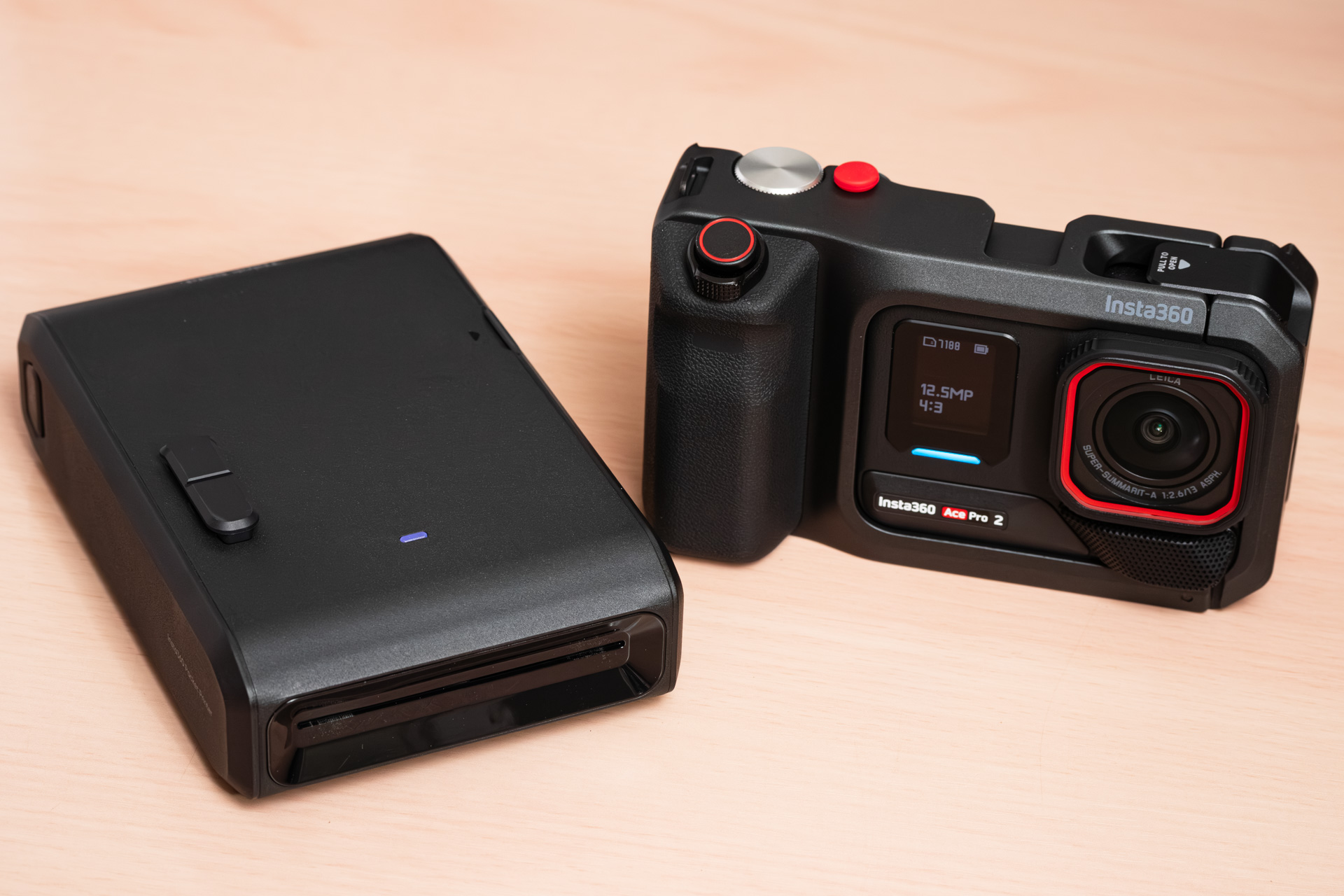 Ace Pro 2 ポケットプリンター（左）と ストリート撮影グリップ Proを装着したAce Pro 2（右）