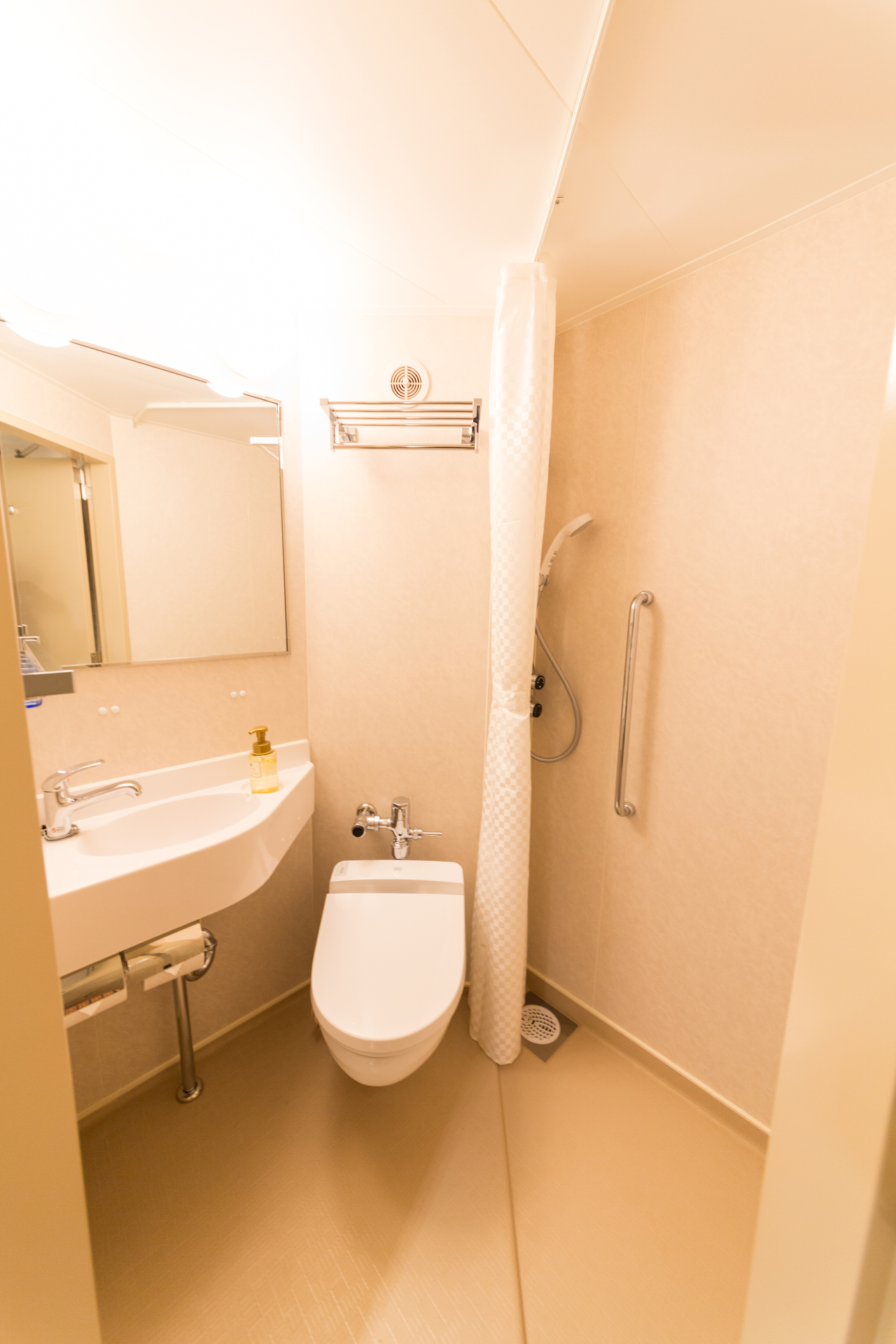 部屋にはコンパクトだけど洗面、トイレ、シャワーあり。引きこもりも可能です（画像提供：株式会社 商船三井さんふらわあ）