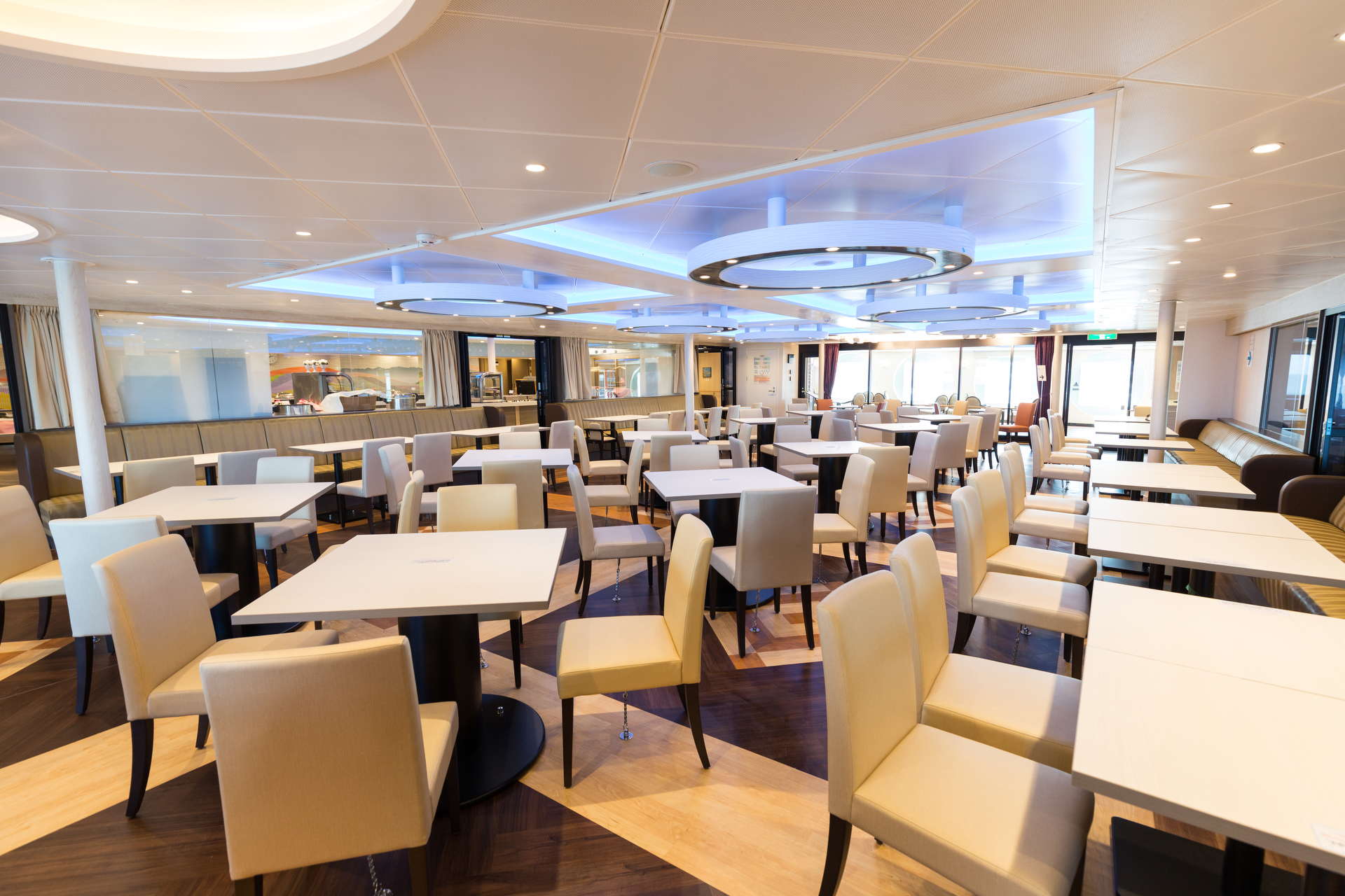 部屋に荷物置いたらすぐにレストランに向かいましょうね。20時15分がラストオーダーですよ（画像提供：株式会社 商船三井さんふらわあ）