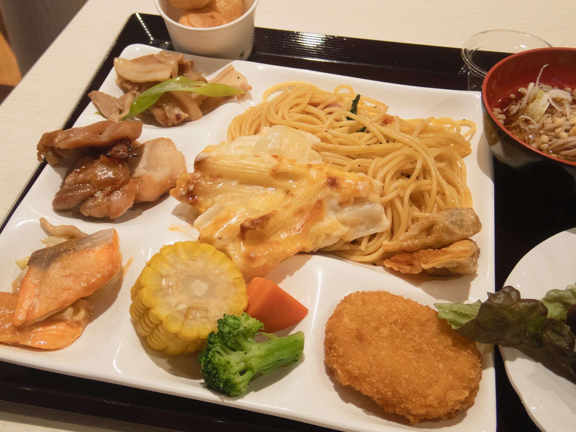 バイキング形式だと取りすぎちゃうんだよなあ。貧乏性だよな、ワシ。アルコールを飲む場合はしっかり翌日に残らない量を管理しましょう