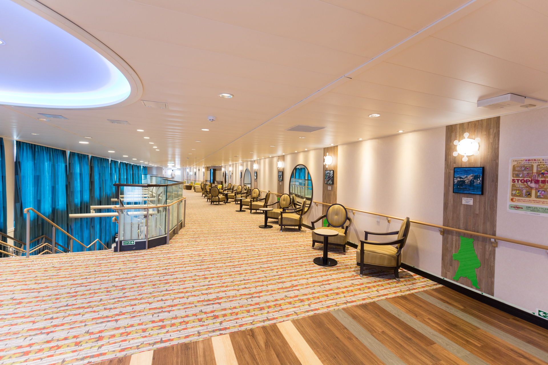誰でも利用できる椅子、テーブルが置かれたプロムナード。個室ではなく大広間利用の場合はここで過ごす時間が長くなるかな（画像提供：株式会社 商船三井さんふらわあ）