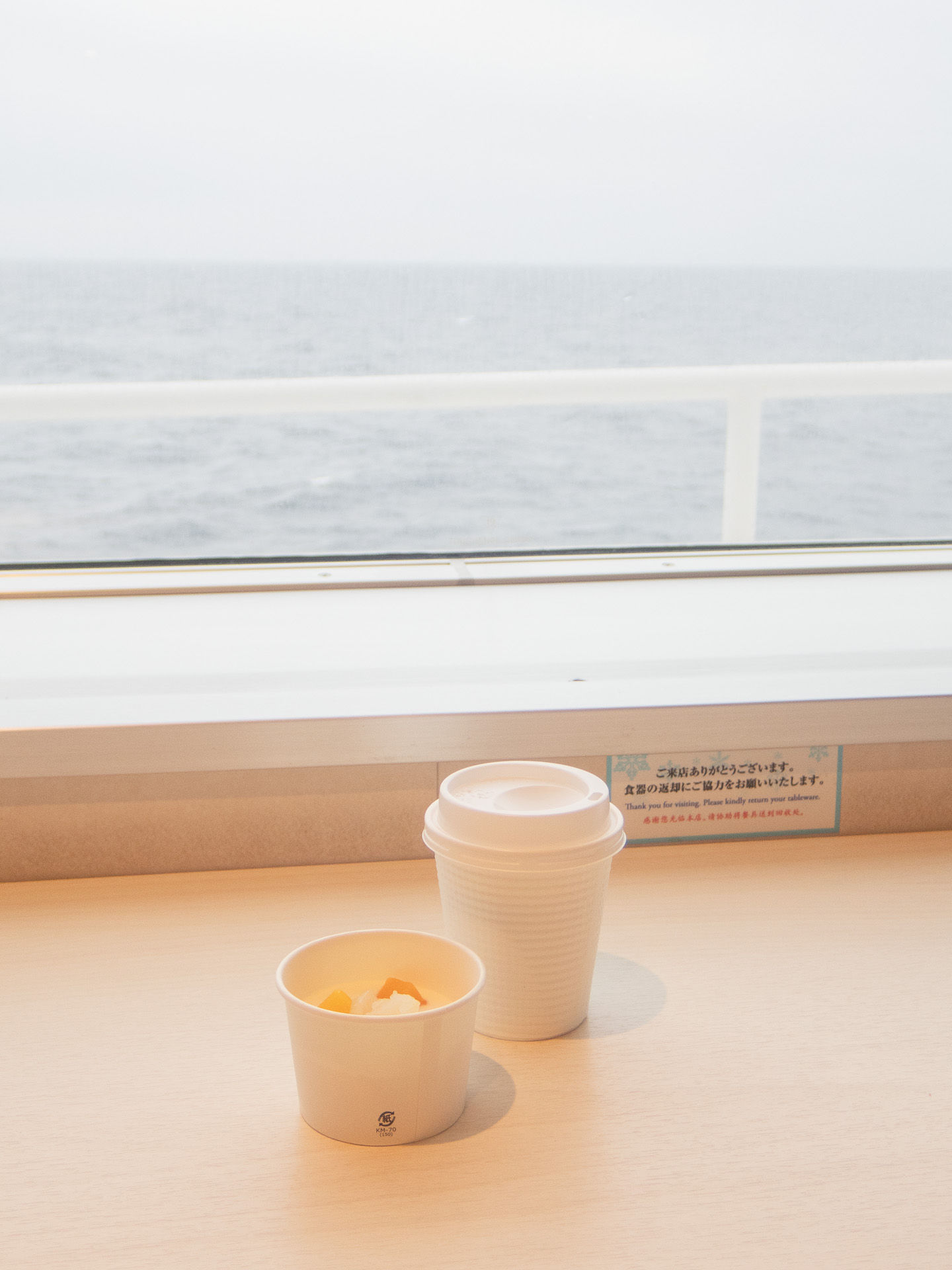 朝のデザートは海を眺めながら。とっても良い気分ですなあ。