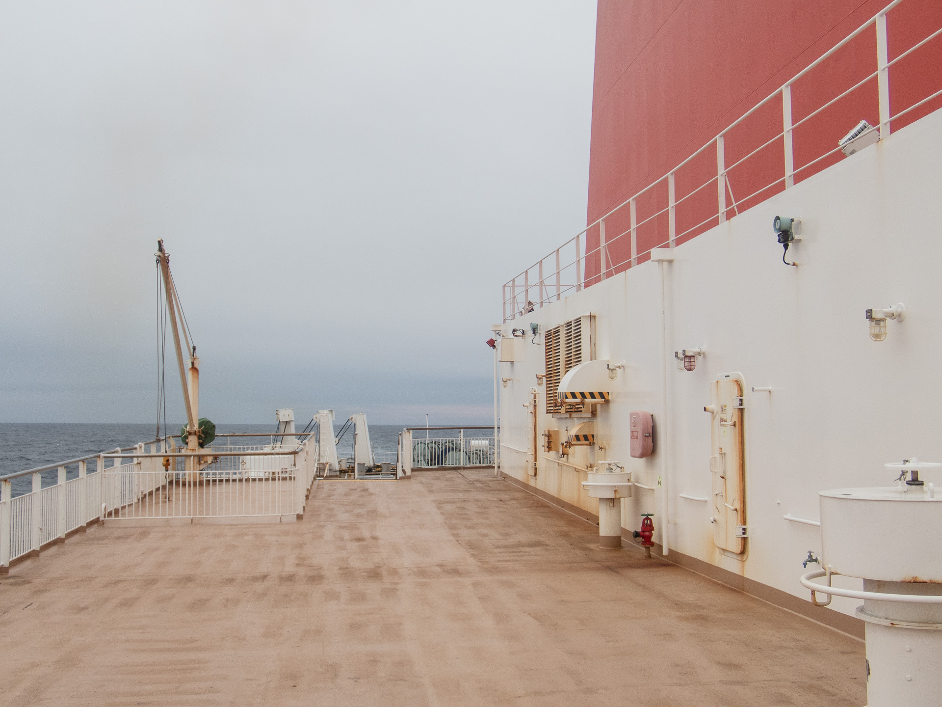 デッキ。冬だから寒いけどね、それでも外は気持ちいです。春秋ならここで日向ぼっこもいいかもね