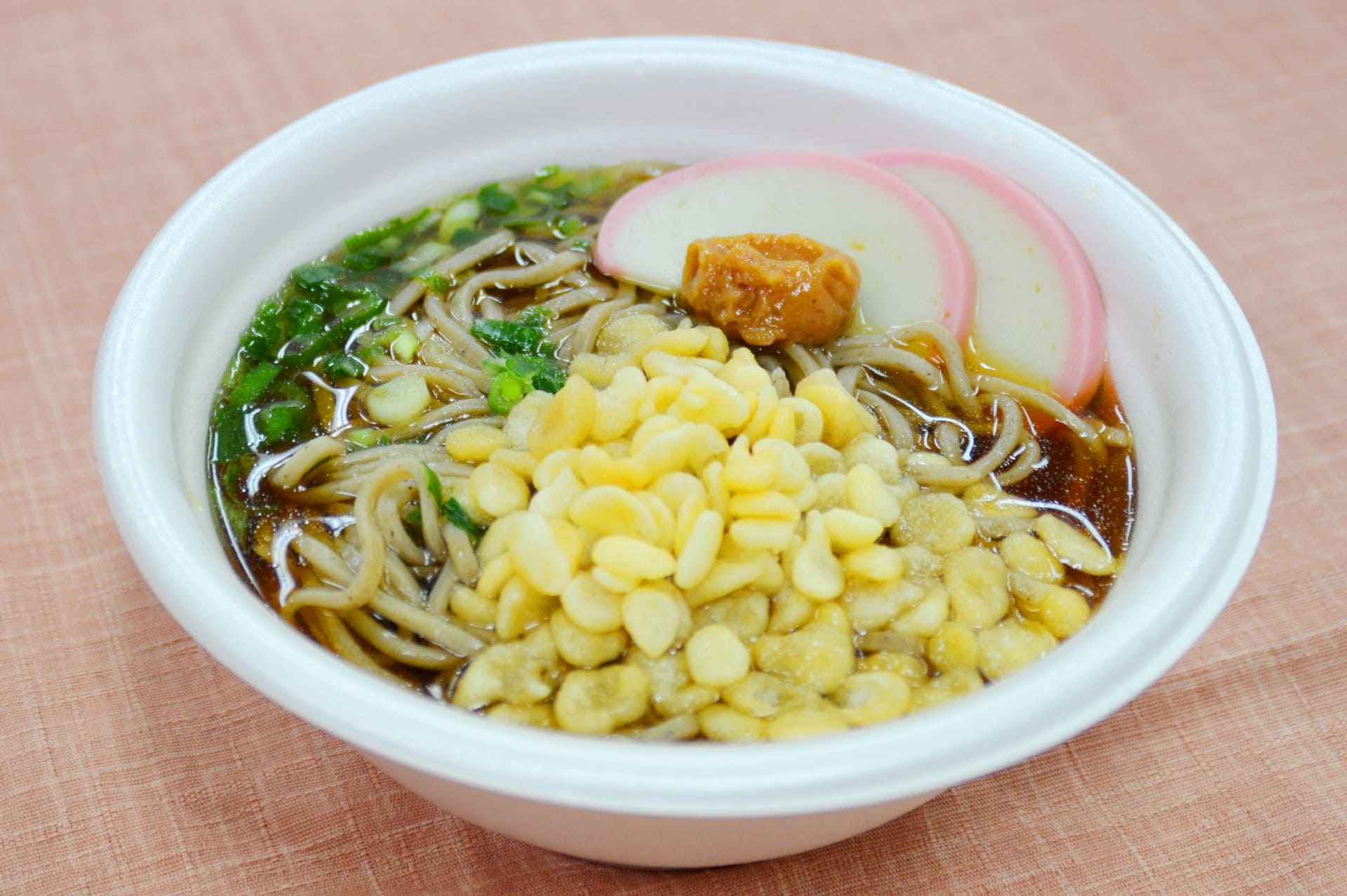 小田原産の梅肉とかまぼこを使った「梅まつりそば」（800円）