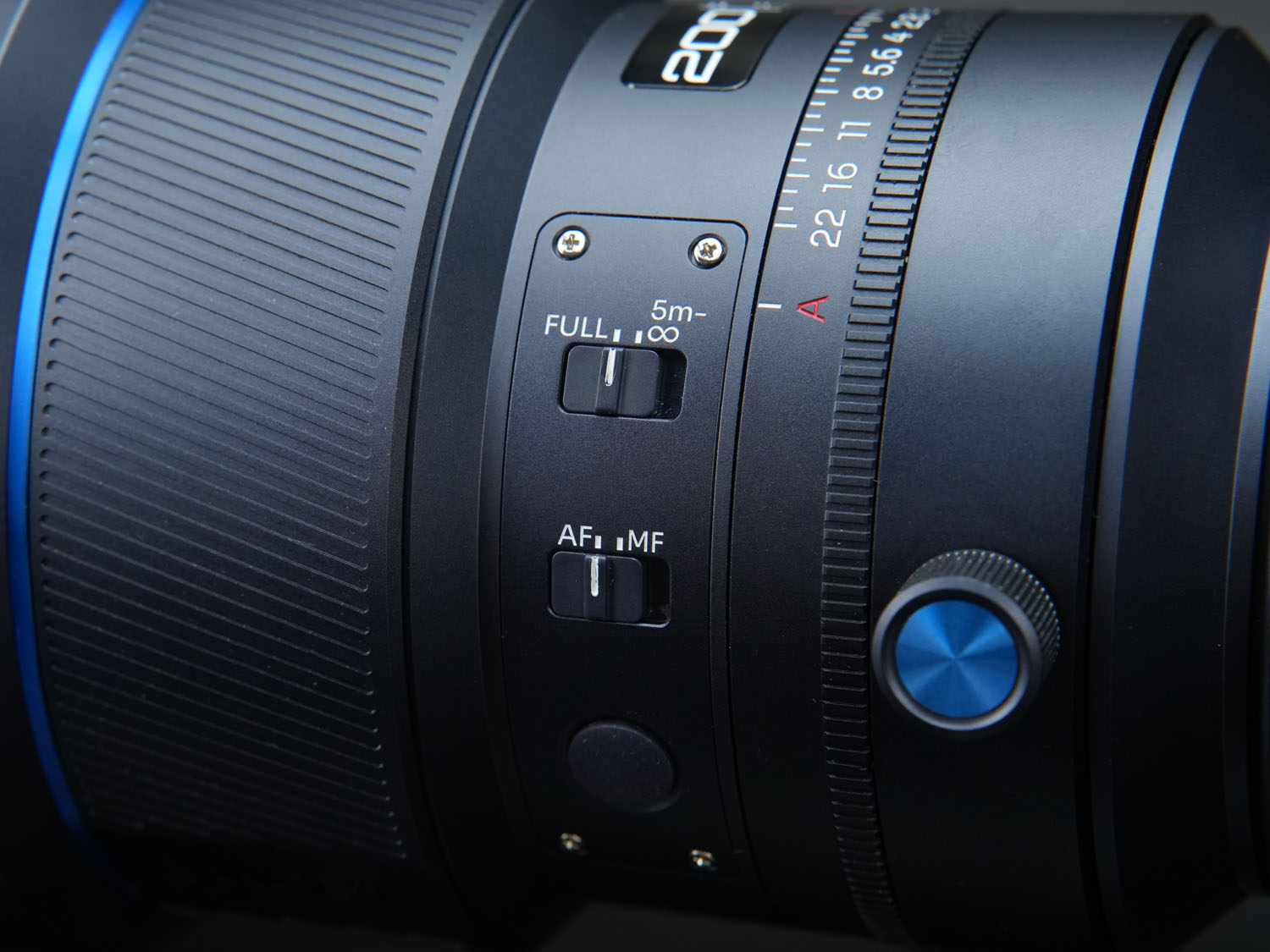 AF距離を制限して合焦速度を上げるフォーカスリミッターを装備