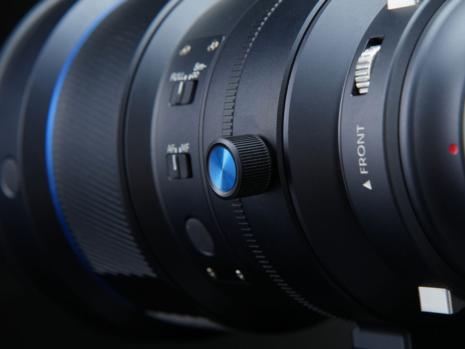 ノブをゆるめてレンズサポート位置を調整できる