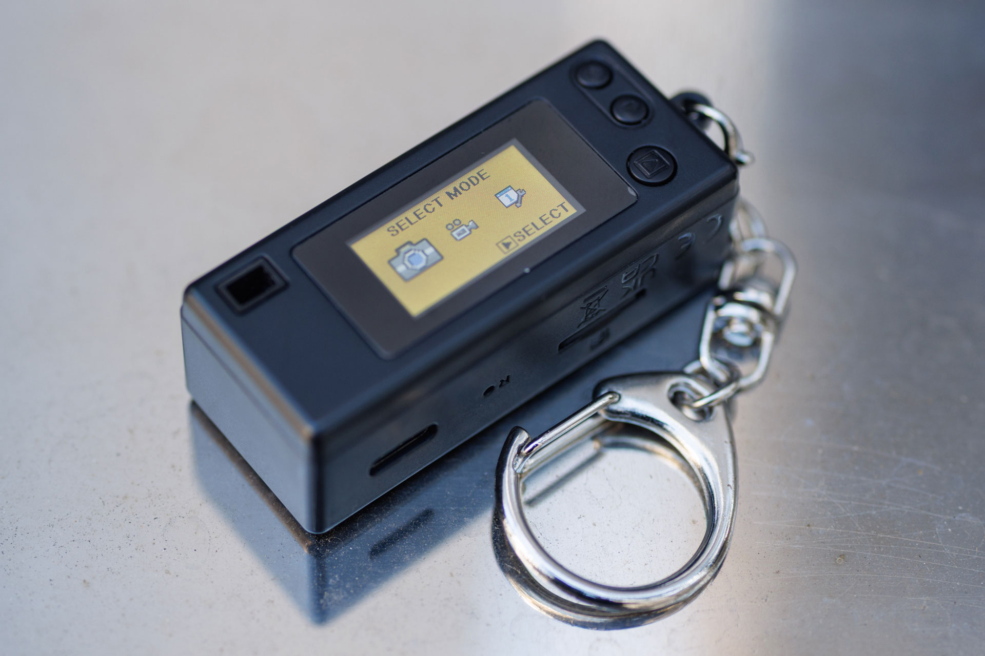 背面液晶モニターも極小ボディながら搭載されている。画質はかなり粗いので、画像はスマホやPCへ転送した後に見るという2段構えの楽しみ方ができる