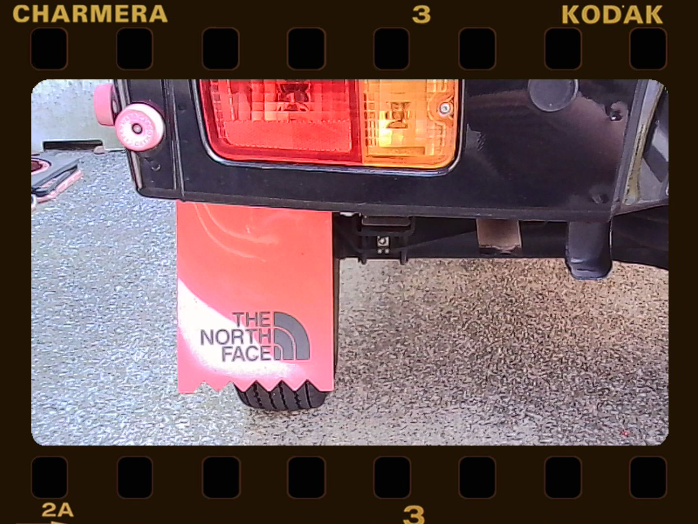 スマホアプリで後からパーフォレーションを追加するような加工をする方も多いと思う。Kodak Charmeraなら「Kodak」の印字が入ったパーフォレーションフレームが入っている