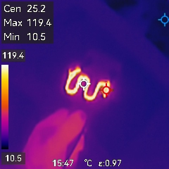 サーモグラフィで見ると釘が発熱していることがわかる