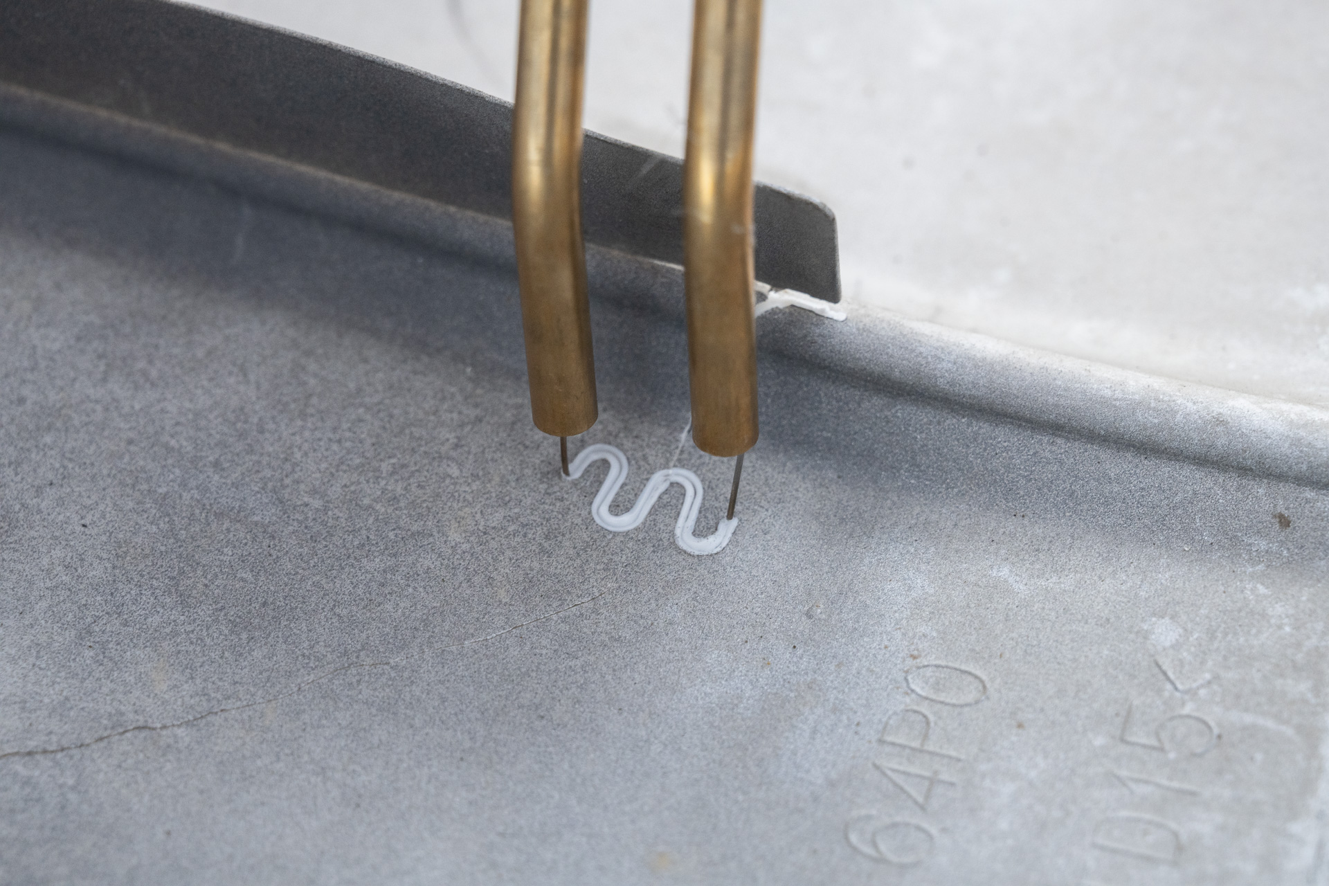 スイッチを入れるとすぐにプラスチックが溶けてゆく