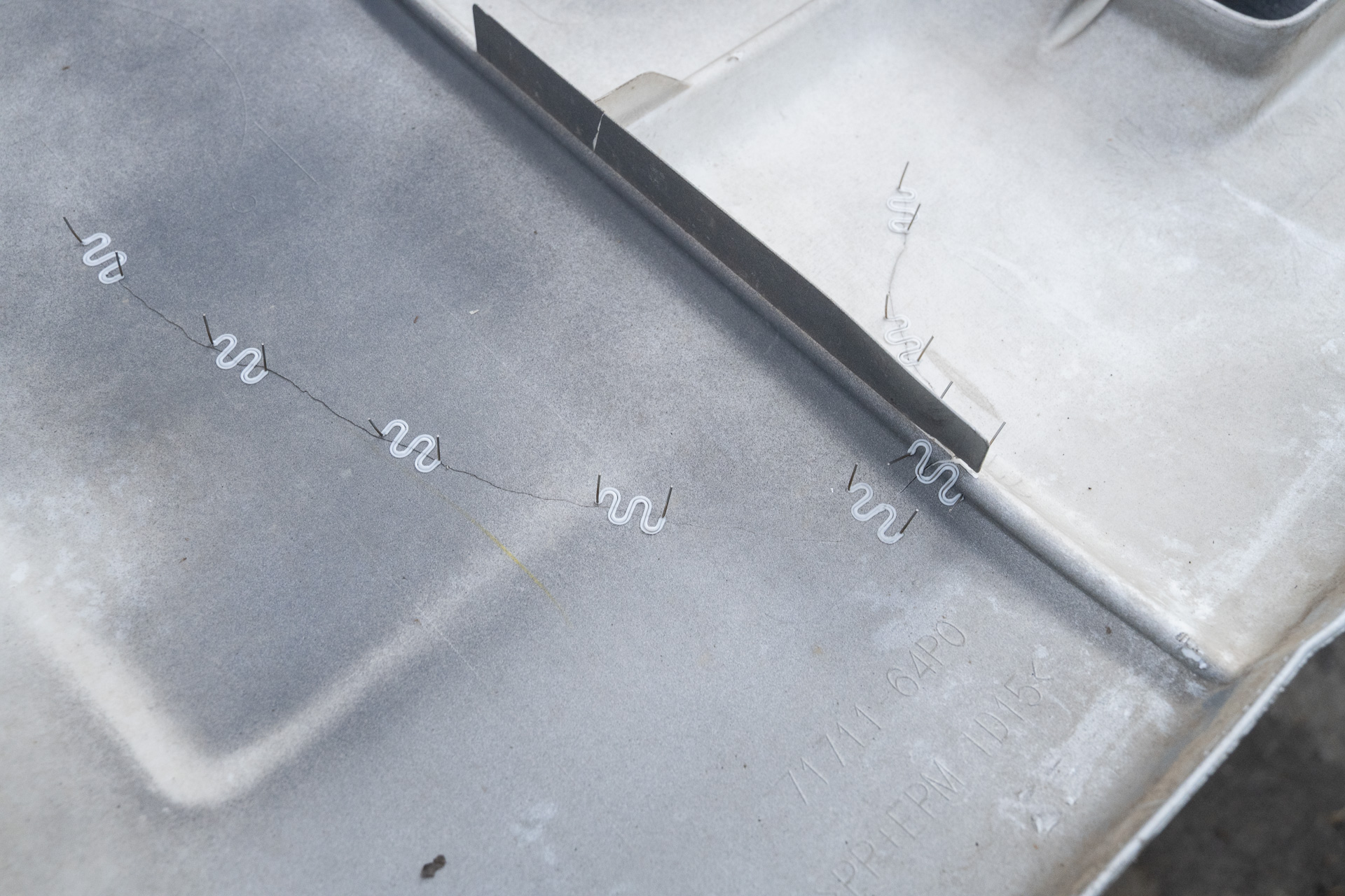 適宜ステープルの方向を変えながら補修