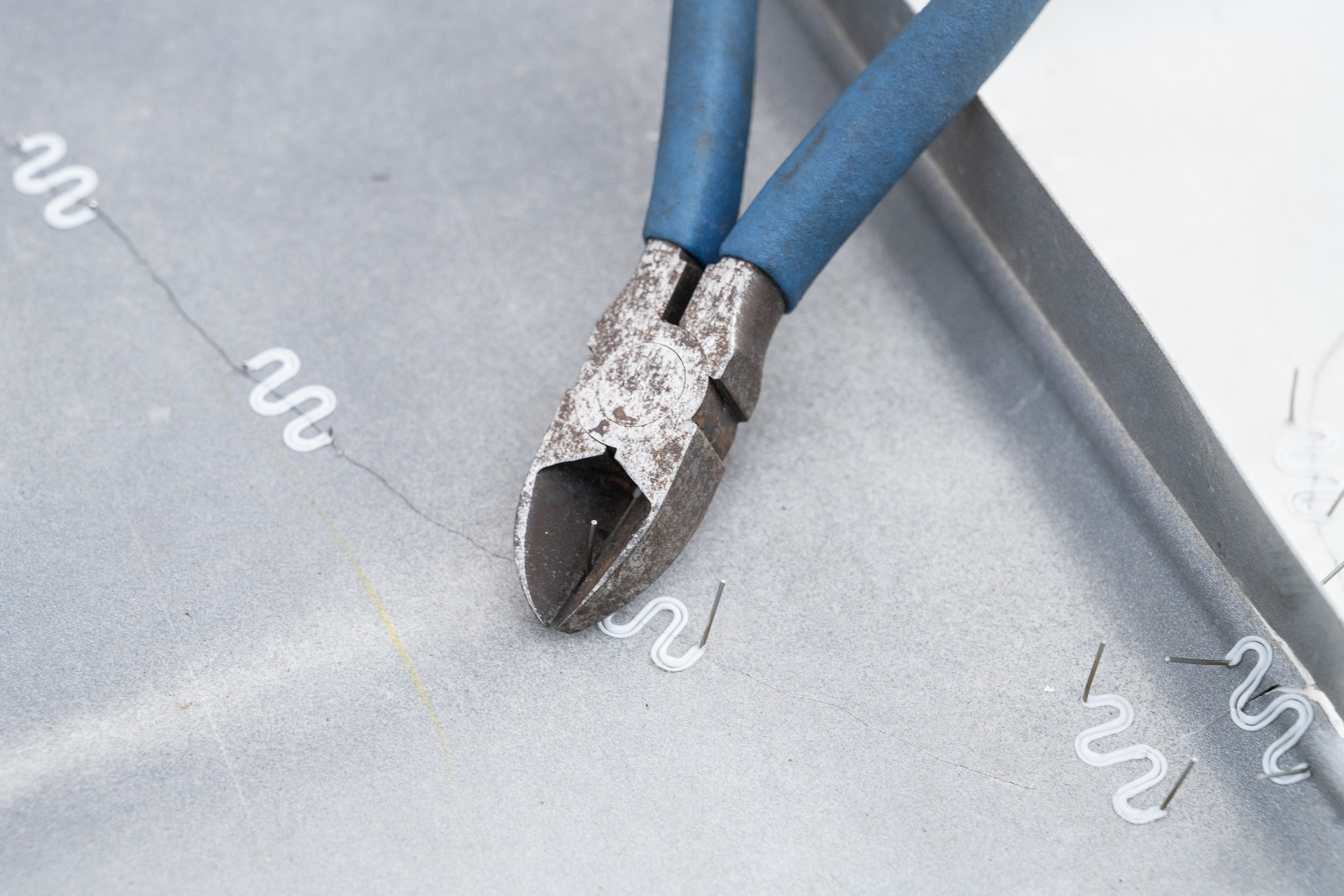 ニッパーでステープルの足をカット