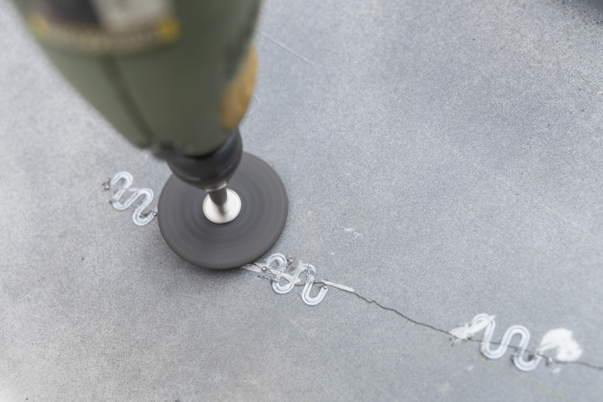 ミニルーターにグラインダーをつけてさらにステープルの足を削る