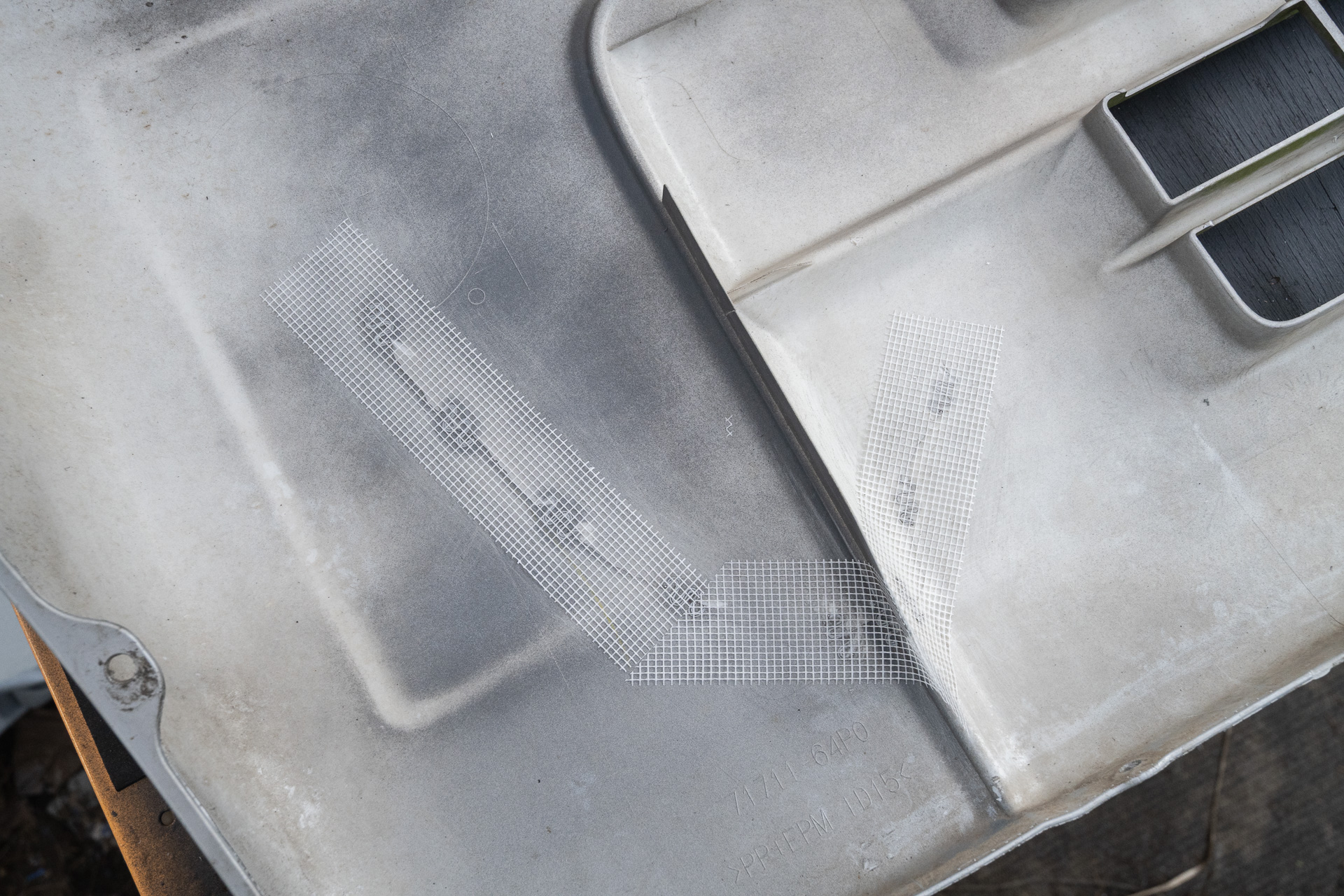 粘着力は弱めなので、貼り直ししながらカットして綺麗に貼れた