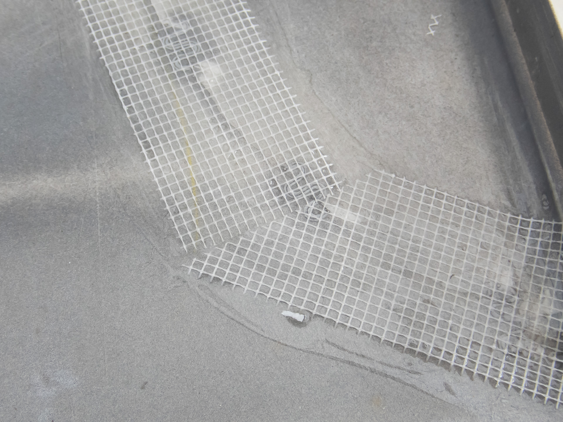 グラスファイバーテープを貼った上からエポキシ接着剤で固めた