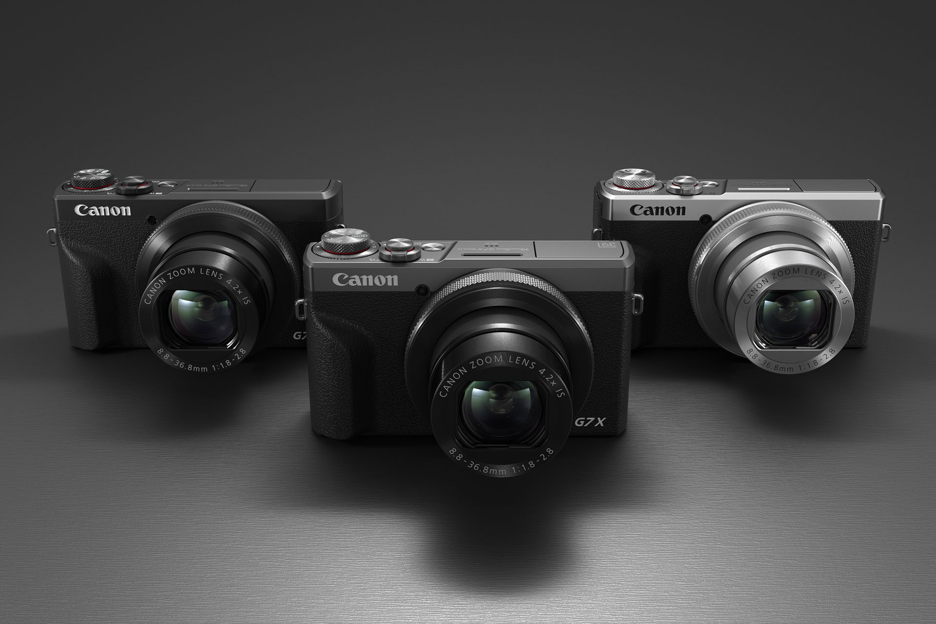 中央が記念モデル。後列の2モデルは通常モデル