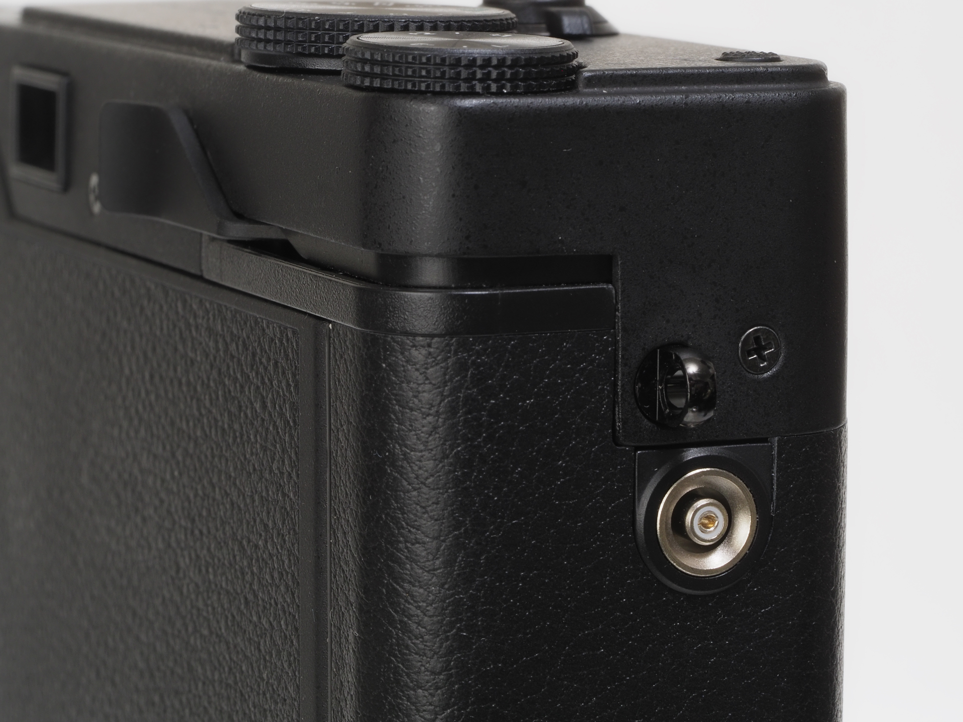 なんとシンクロターミナルを装備しています。すばらしい。でもアクセサリーシューはないという割り切り。つまりコードで繋いで、カメラとは異なる位置から発光させよということですから本気度が高い。大型ストロボで撮影した作例を作るべきでしたね（笑）。