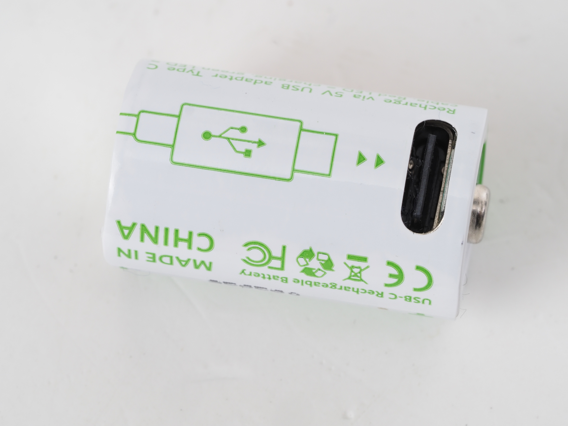 付属のバッテリーCR2は充電可能タイプでUSB-Cターミナルがあります。これは知りませんでした。