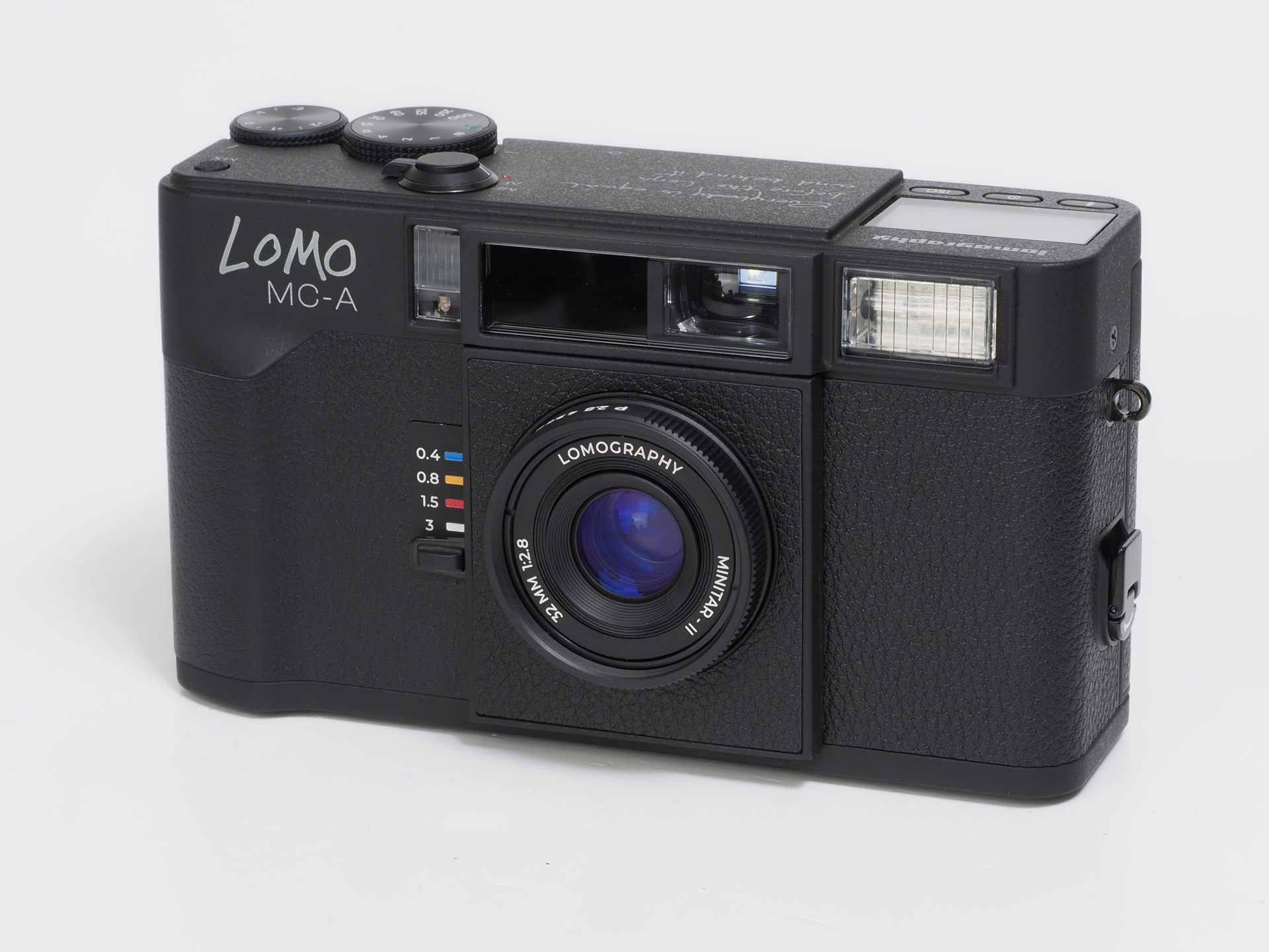 Lomo MC-Aの全貌です。ボディまわりの貼り革がいいですね。レトロ調ではありますが、誰でも受け入れることができるデザインです。金属ボディなので、この時期にはひんやりします。内蔵のフラッシュ発光部の前にはカラーフィルターを装着できますが、筆者は使わないので今回テストしていません。