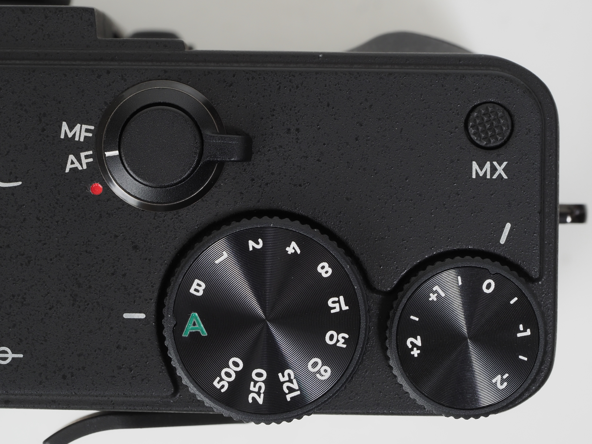 左からシャッターボタン、周囲の電源兼、MF・AF切り替えダイヤル。シャッタースピードダイヤル、露光補正ダイヤル、上が多重露光ボタンです。シャッターボタンは小さめですが、実用上は問題ありませんでした。AF/MFの切り替えをここで行うのはユニークですね。
