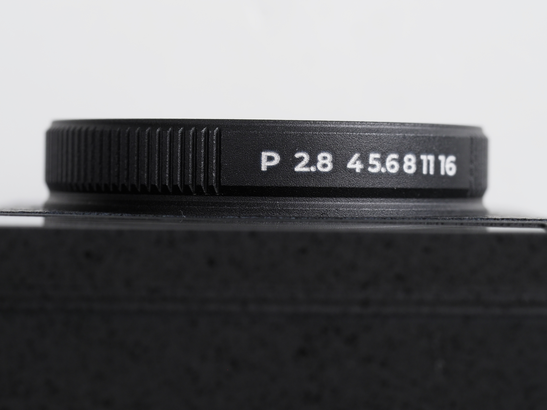 レンズは沈胴式で電源ONでするすると出てきますがわずかな量です。レンズ鏡筒にはF値の指標があります。いまはプログラムAEですね。この時、シャッターダイヤルもA位置でなければなりません。