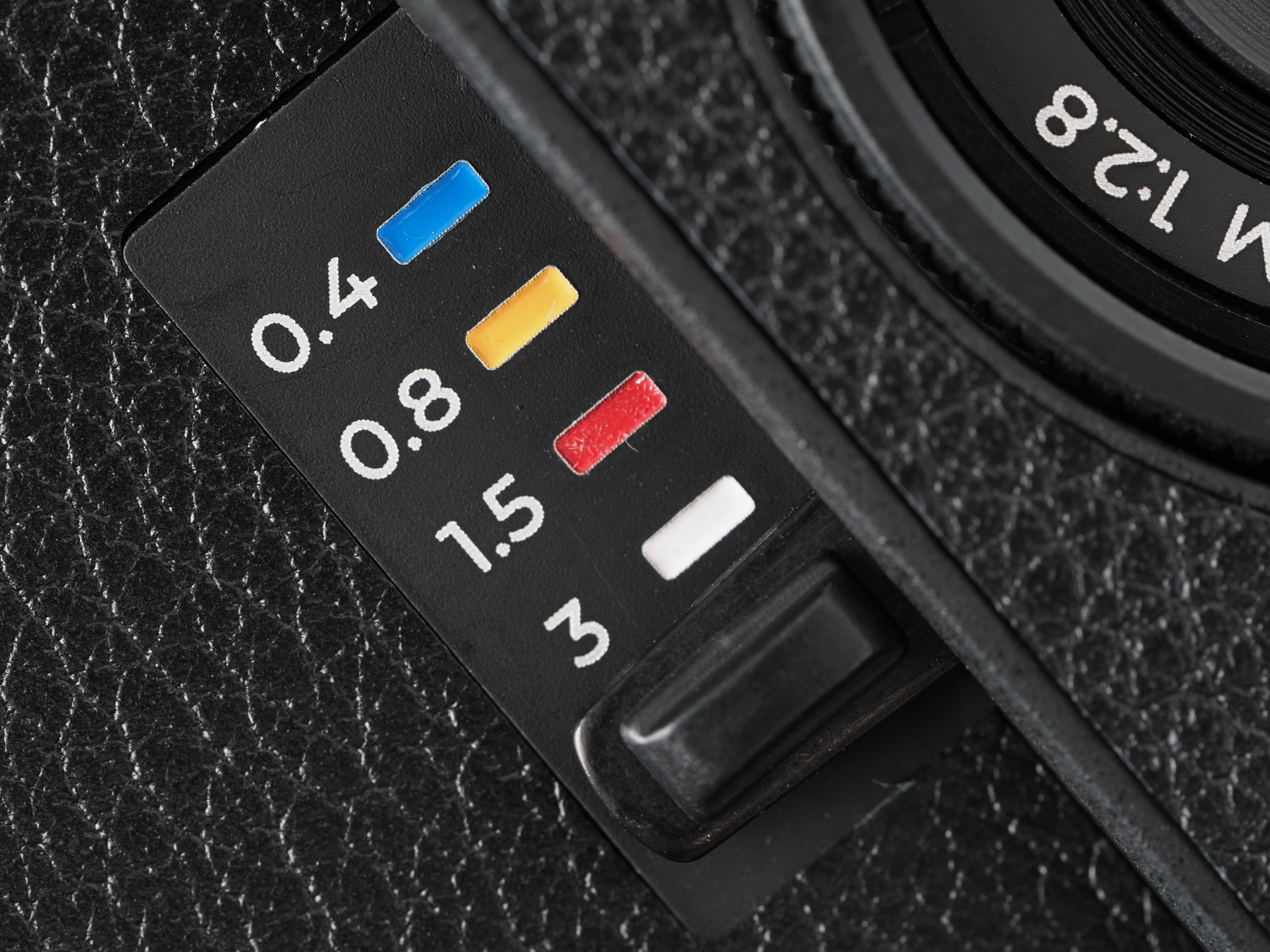 ゾーンフォーカス指標とレバーです。カラーリングがいいですね。距離を設定すると、レバーで距離表記を隠してしまうので設定距離を忘れたりして、少し不安になります。