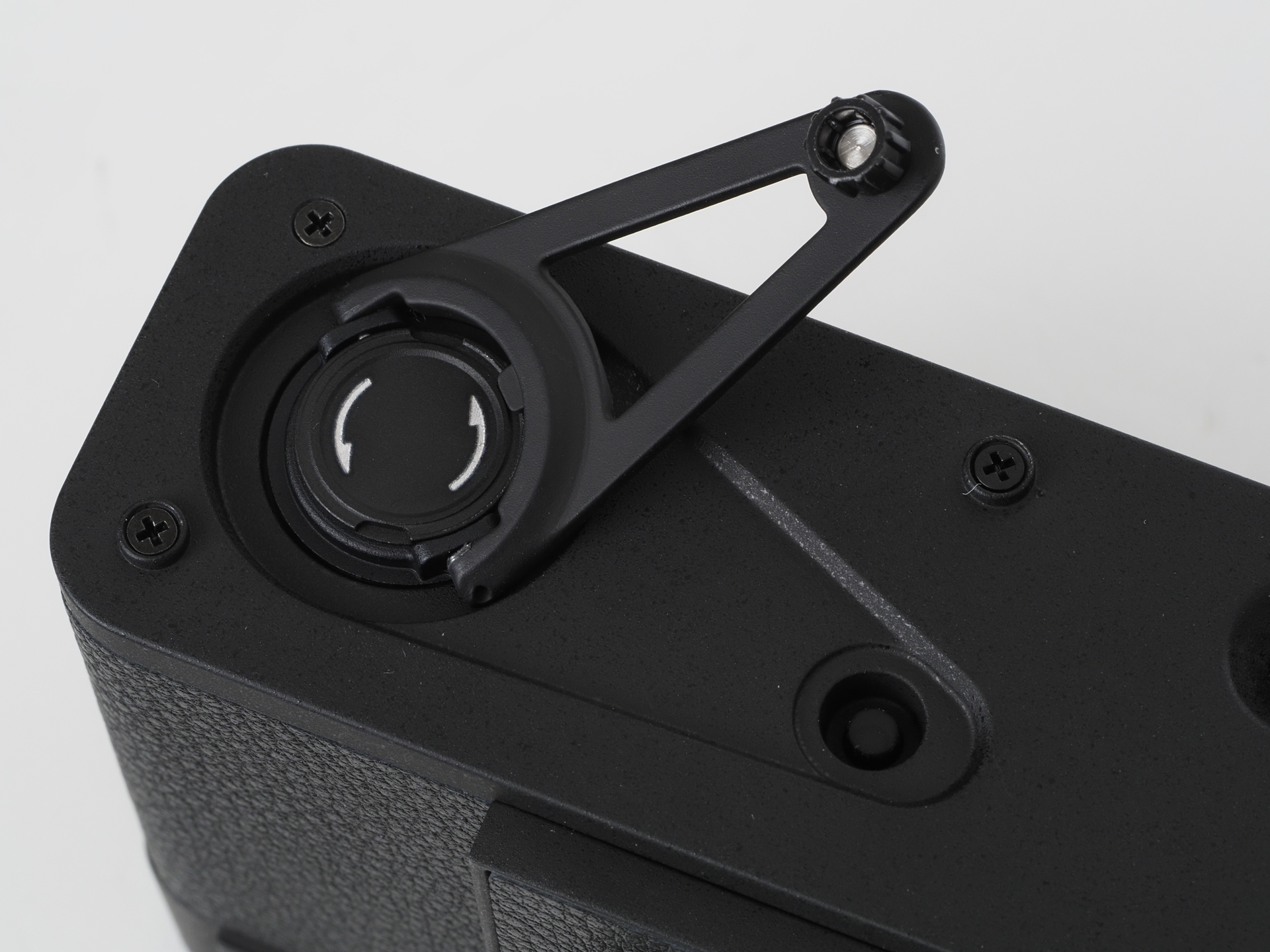 フィルム巻き戻しクランクです。ボディ底にありますね。かなり大型で、使用したい時は折りたたむことができますので邪魔にはなりません。フィルムが正常に巻き上げられている場合、中央の矢印のある円盤が回転します。