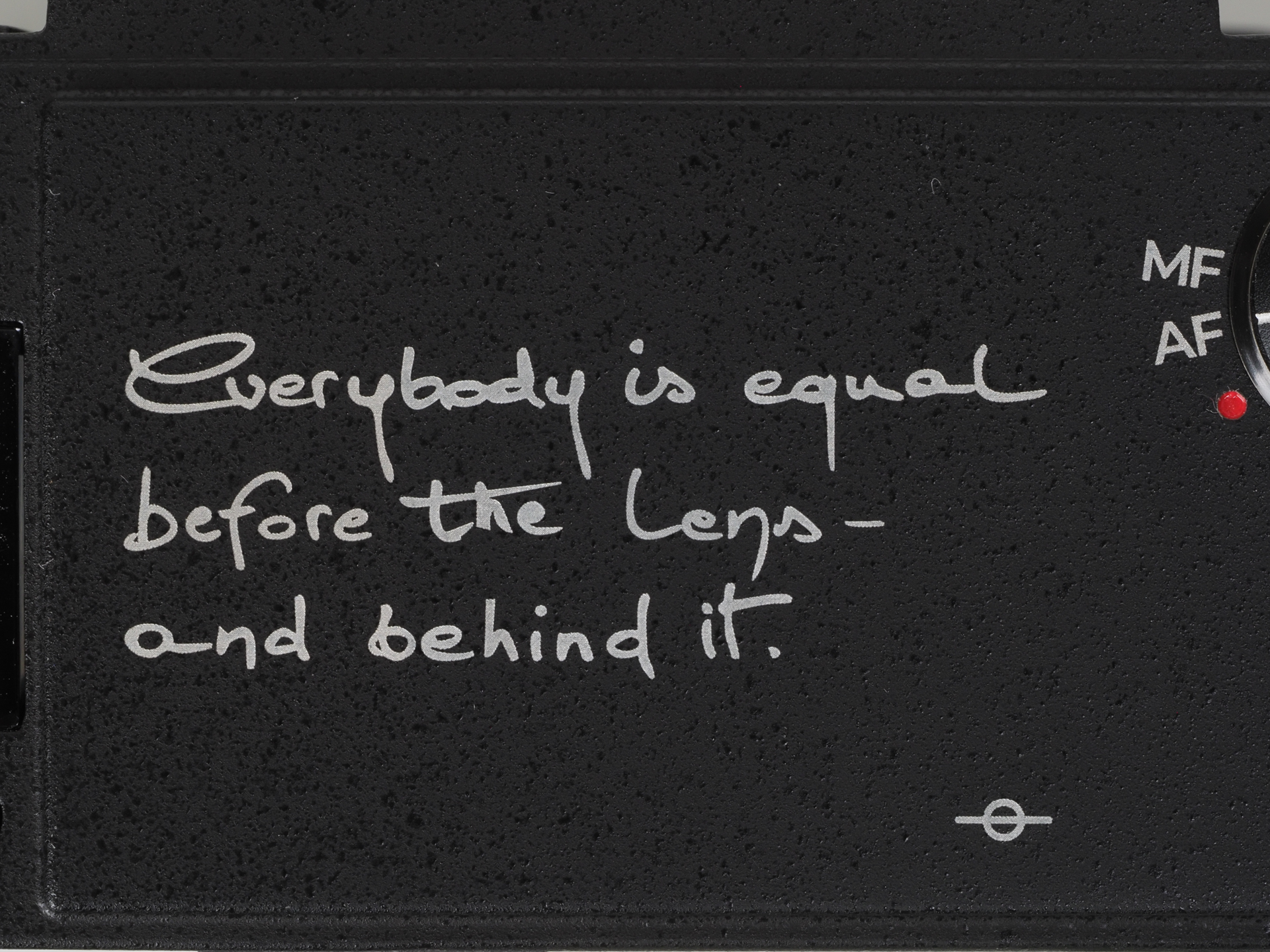 カメラ上部に「Everybody is equal. before the lens and behind it.」と書いてあります。英語の得意な方、訳してください。そうですよね、そうですよね（笑）。