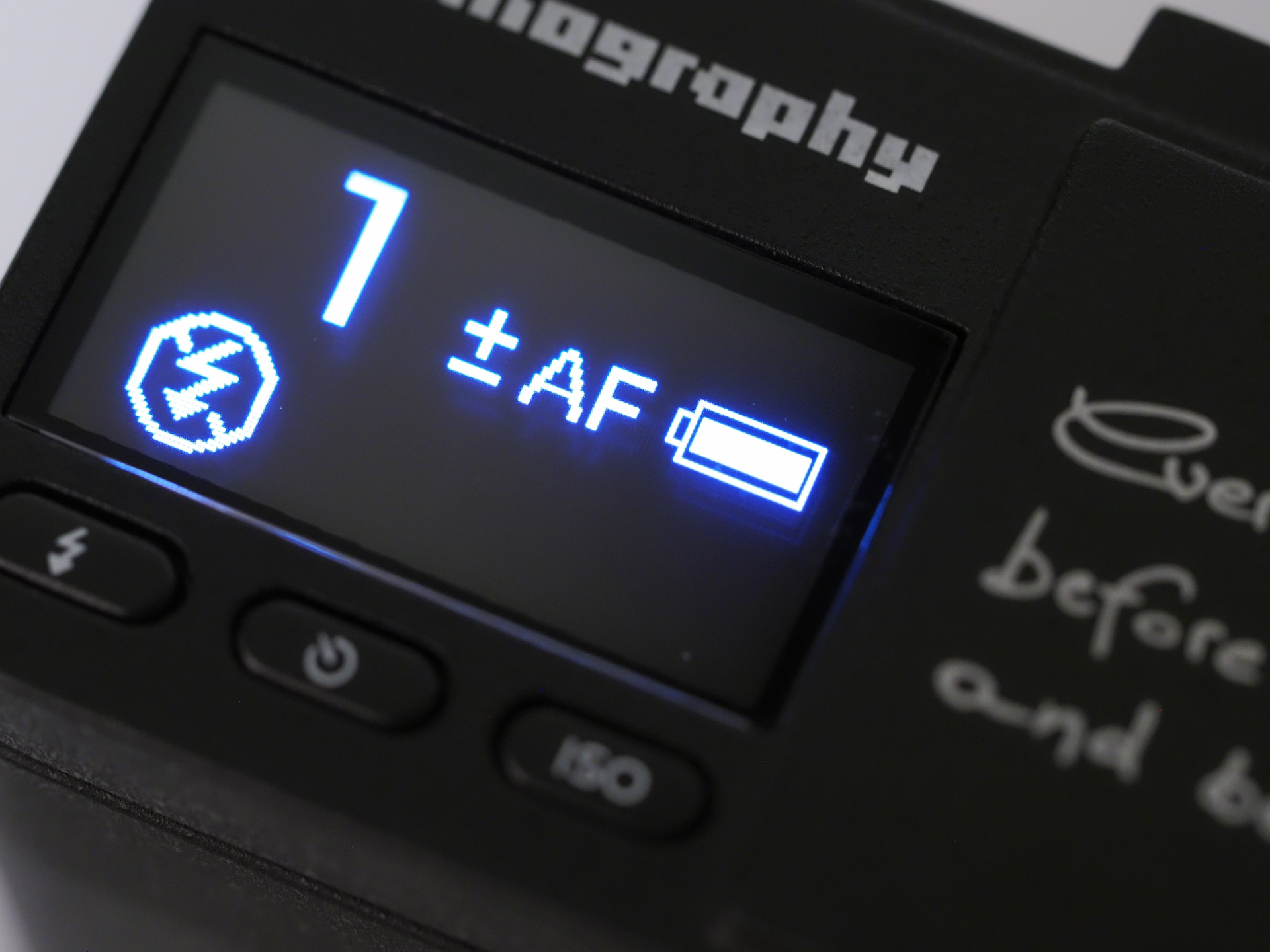 カメラ上部のLCDです。フィルムを装填した直後のデフォルト表示です。バッテリー残量、フラッシュ設定、露光補正設定、フィルムカウンターですが、カウンター表記はすばらしく大きくわかりやすいですね。