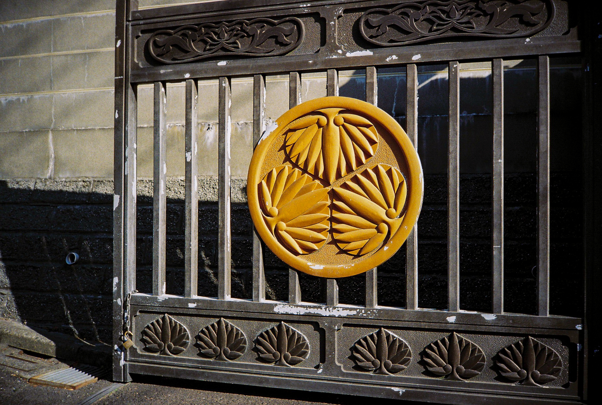 完全カメラ任せでの撮影です。質感描写よいですね。歪曲収差もよく補正されていて、リアルさを感じます。<br><span class="fnt-85">Lomo MC-A／MINITAR-II 32mm F2.8／プログラムAE／ lomography Color Negative 35mm ISO 400</span>