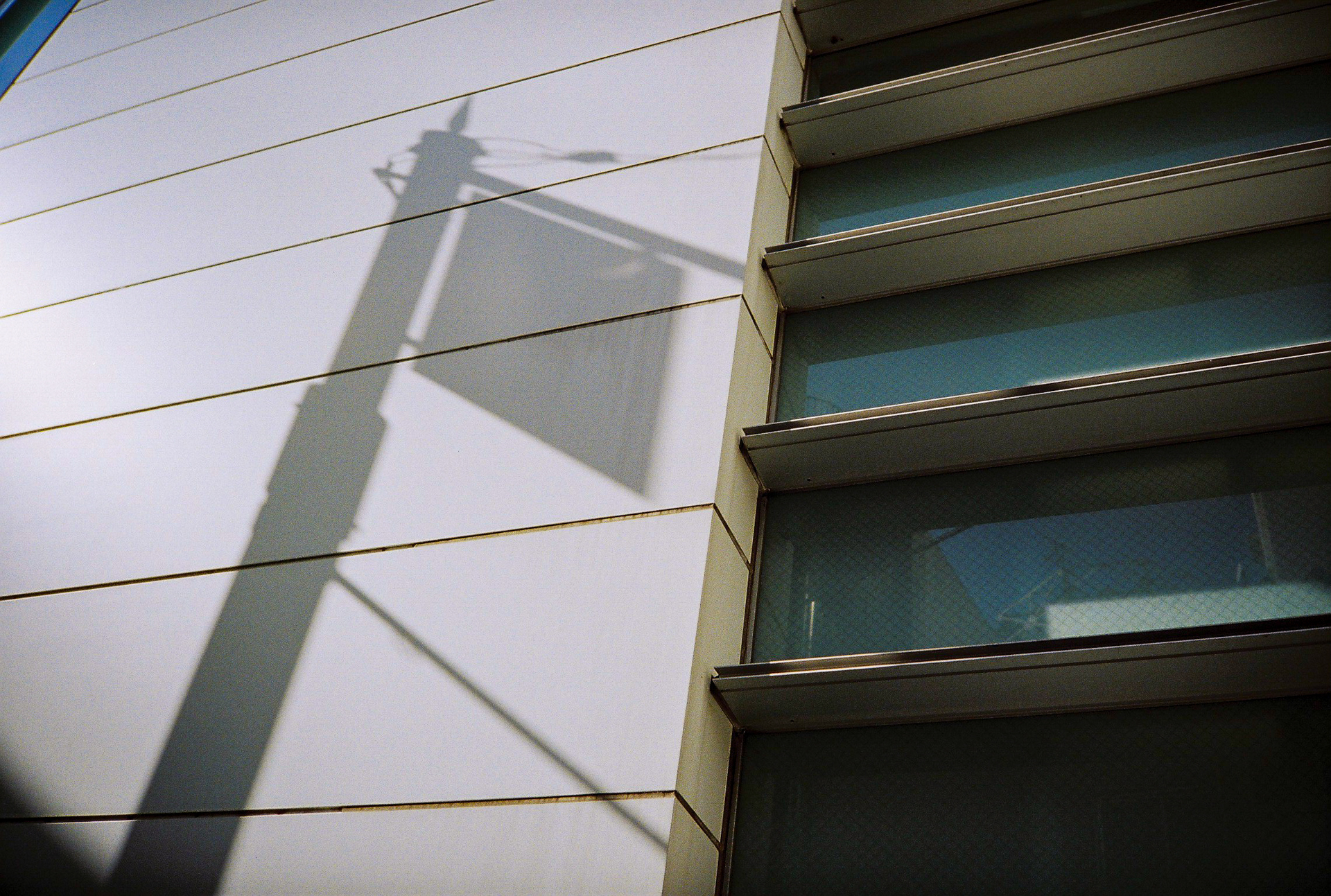 明暗差の大きい条件ですが、よい感じの露出制御ですし、ヘンなハレーションも出ていません。カラーネガフィルムの力を感じさせます。<br><span class="fnt-85">Lomo MC-A／MINITAR-II 32mm F2.8／プログラムAE／lomography  Color Negative 35mm ISO 400</span>