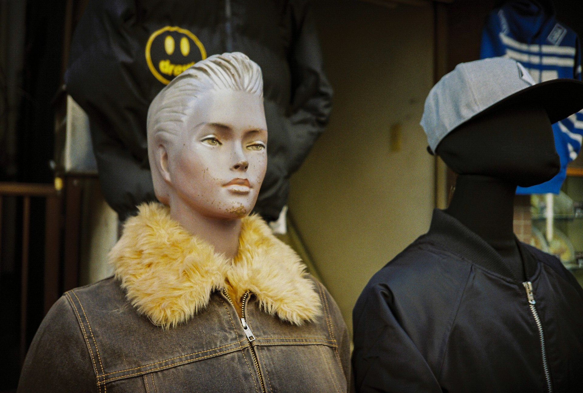 絞り開放で撮影しています。どこかユルさを感じるのですがさほど気にならないのです。このカットもやや温調ですね。<br><span class="fnt-85">Lomo MC-A／MINITAR-II 32mm F2.8／絞り優先AE （F2.8）／lomography  Color Negative 35mm ISO 400</span>