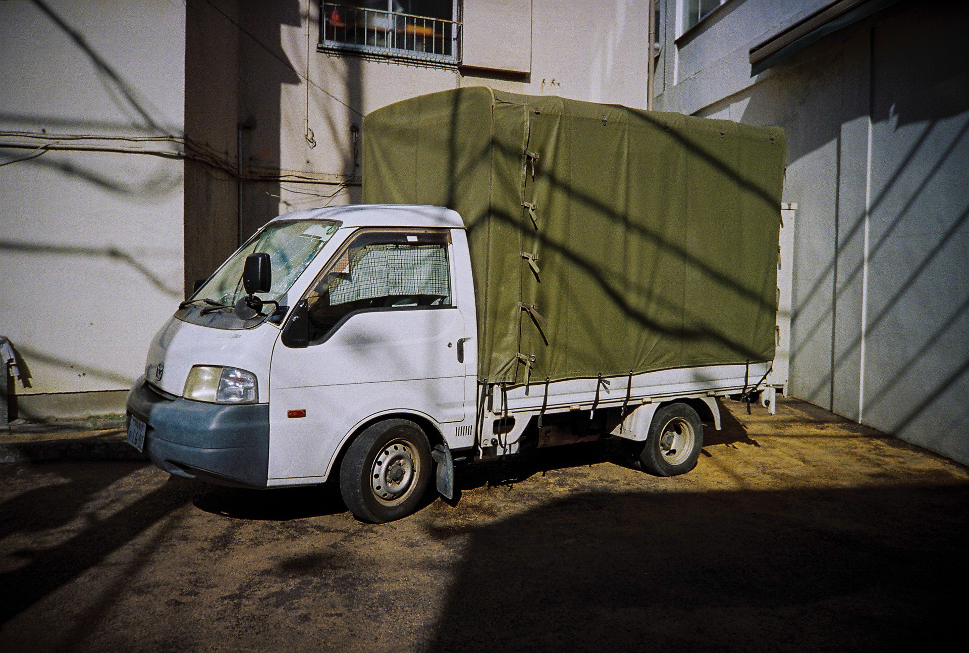 ナゾの光が当たったトラック。ケーブルの影に反応していますが、32mmの画角が効いているようにもみえます。<br><span class="fnt-85">Lomo MC-A／MINITAR-II 32mm F2.8／プログラムAE／lomography  Color Negative 35mm ISO 400</span>