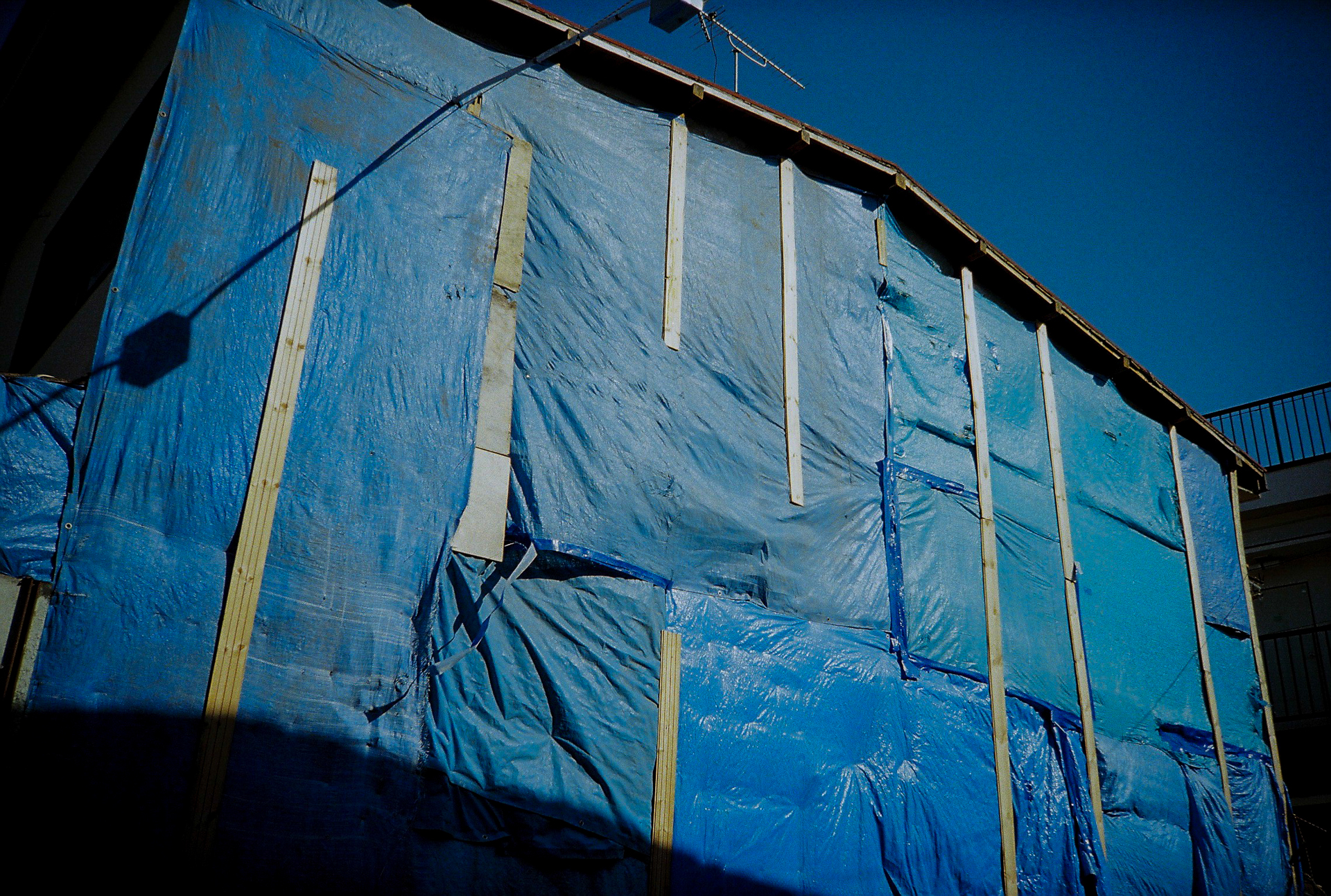 青の世界。フィルムの色再現だから階調だからよいのだ。ということはないのですが、肉眼ではすっきりと透明感があった光景なのに、少しヌケが悪いような、こもった空気感が再現されるのは興味深いですね。<br><span class="fnt-85">Lomo MC-A／MINITAR-II 32mm F2.8／プログラムAE／lomography  Color Negative 35mm ISO 400</span>