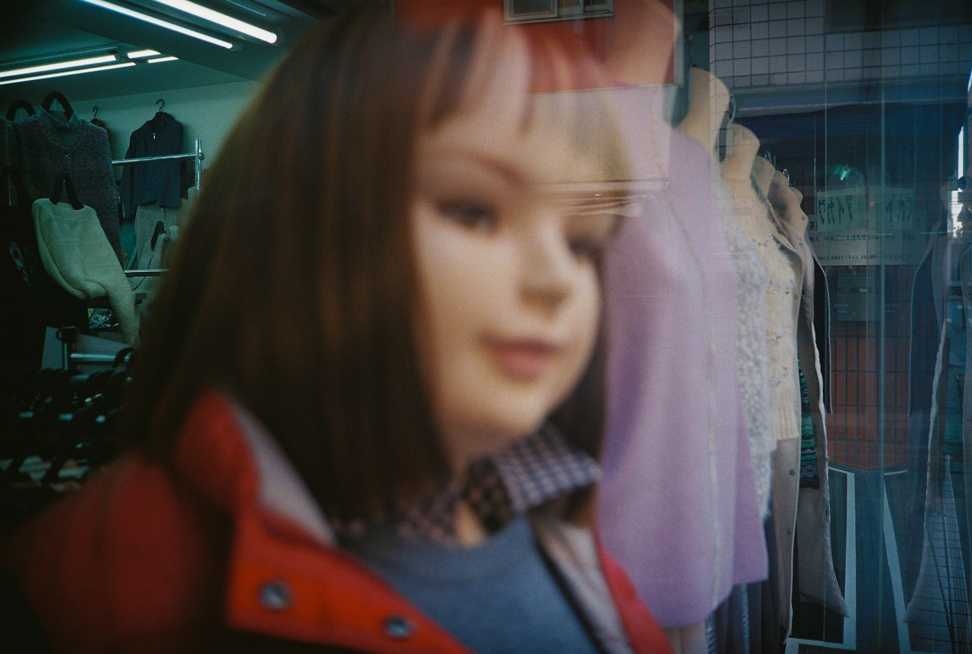 本機のAFの特性上、ガラスの中の被写体にはフォーカスしづらく。結局はMFに切り替えたのですが、ピンボケもいいんじゃないということで挙げておきます。<br><span class="fnt-85">Lomo MC-A／MINITAR-II 32mm F2.8／プログラムAE／lomography  Color Negative 35mm ISO 800</span>