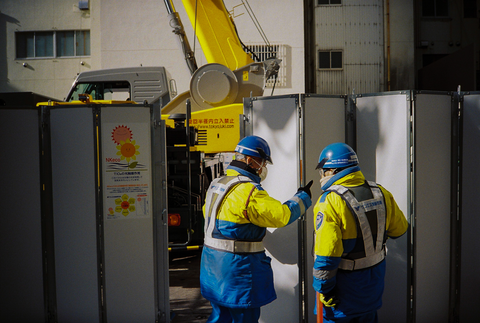 工事中。カラフルな警備員さんが目につきまして、反射的にシャッターを切りまして。大好きな建機もあるということで。<br><span class="fnt-85">Lomo MC-A／MINITAR-II 32mm F2.8／プログラムAE／lomography  Color Negative 35mm ISO 800</span>
