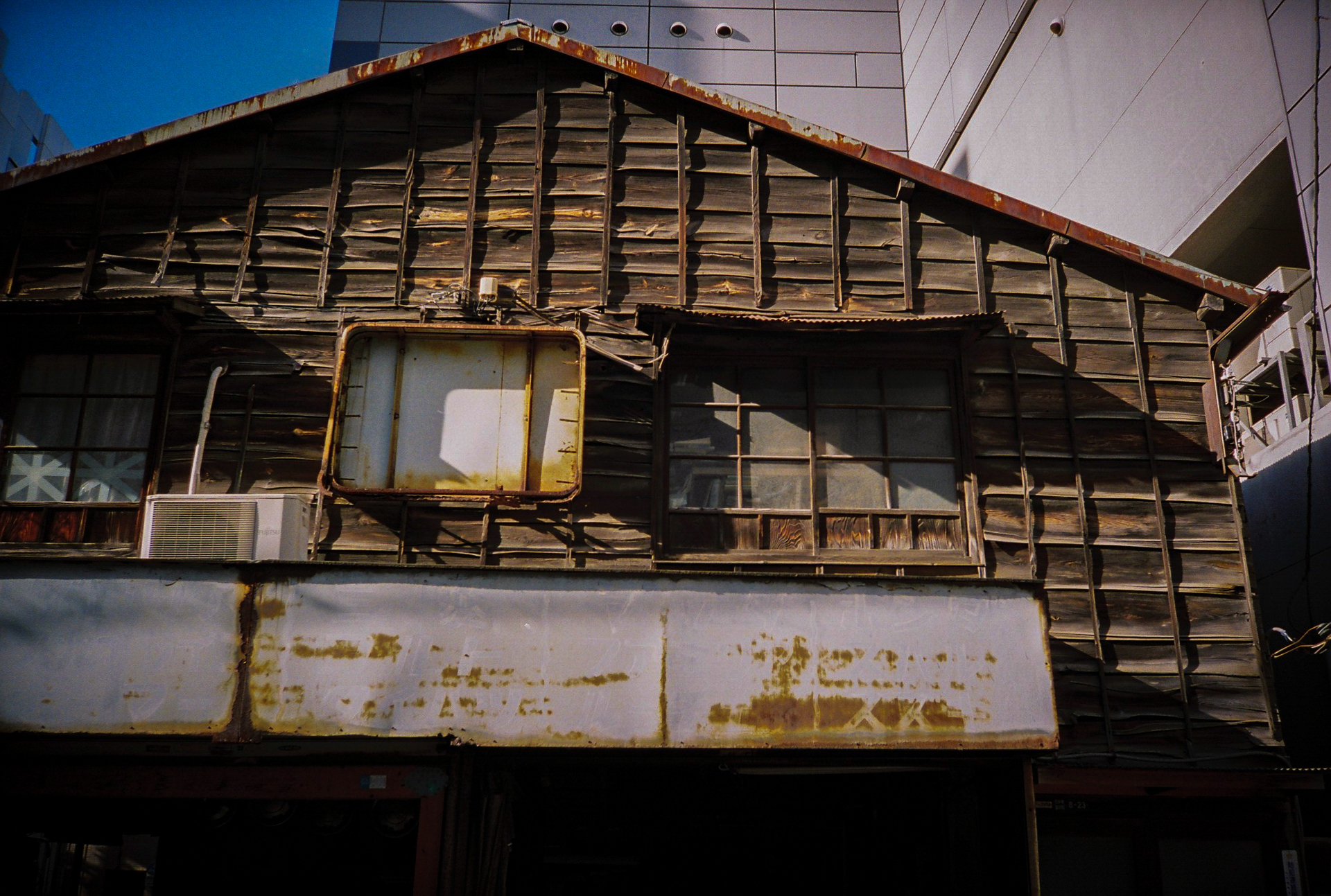 古屋好きの私としては見逃せない光景ですが、フィルムの再現はデジタル画像よりもさらに古臭く見えるのはなぜでしょうね。<br><span class="fnt-85">Lomo MC-A／MINITAR-II 32mm F2.8／プログラムAE／lomography  Color Negative 35mm ISO 800</span>