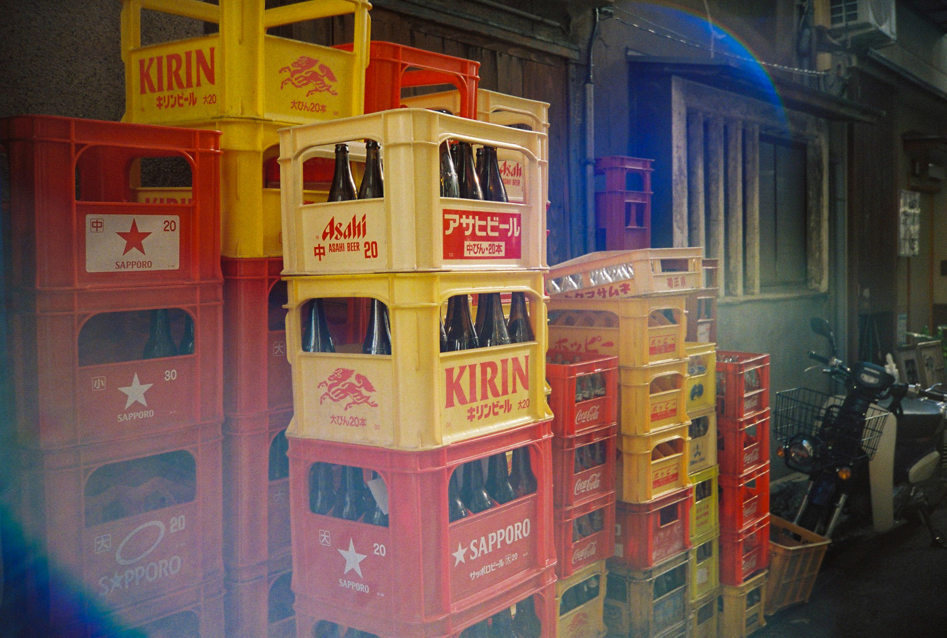 今回、Lomo MC-Aが気に入ってしまい、フィルムを10ロール回してしまいました。それでロモグラフィーらしい写真ができたのは数枚でした。理由は簡単です、ジジイは撮影に失敗したくないから光線状態の難しい条件では撮影しないわけです。はい。よい感じのゴーストですね（笑）<br><span class="fnt-85">Lomo MC-A／MINITAR-II 32mm F2.8／プログラムAE／lomography  Color Negative 35mm ISO 800</span>