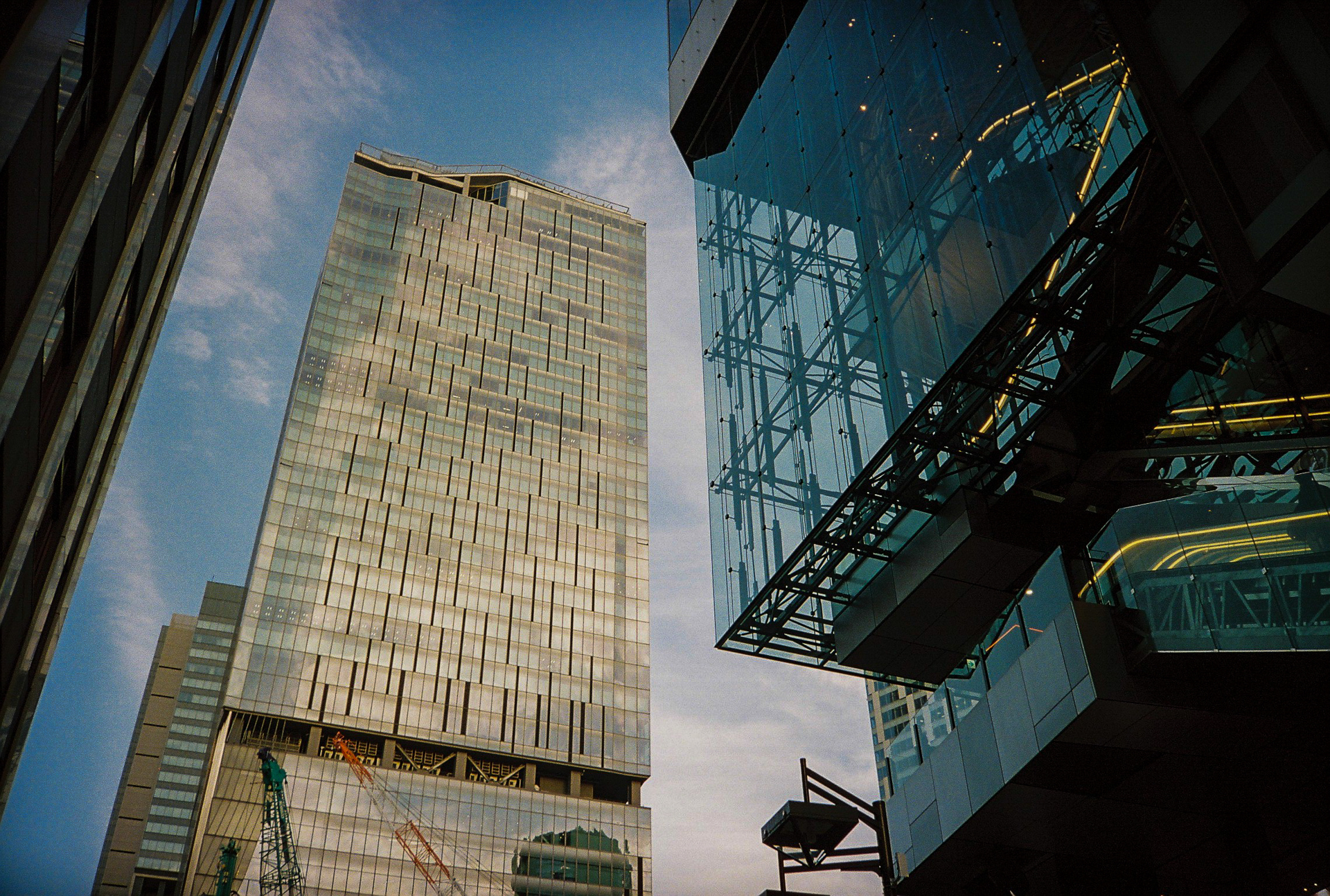 時おり、都市風景が巨大な墓標のようにみえたりして。フィルム再現の透過率の悪さが、よい感じで終末感を表しています。って、そうでもないか。今回32mm画角がとても気に入りました。ライカスクリューマウントの交換レンズで企画しませんかね？<br><span class="fnt-85">Lomo MC-A／MINITAR-II 32mm F2.8／プログラムAE／lomography  Color Negative 35mm ISO 800</span>