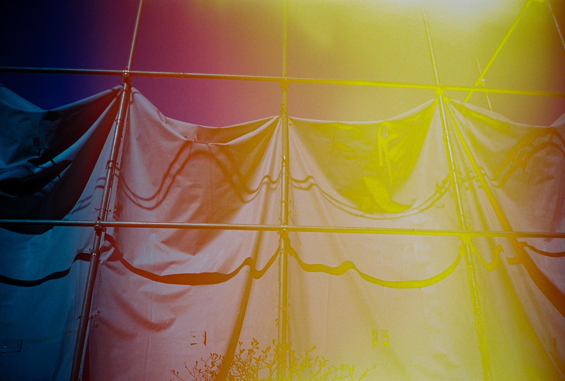 ほらね、最後の最後にきて、ヤラかしたんです。フィルムを巻き戻すのを忘れて裏蓋開けました。当然カブります。半世紀写真撮影していても、いまだこういう失敗をやる。戒めとして恥をさらします。というか、デジタルカメラではできない（笑）し。なかなかロモ写真っぽくないですかね？ダメか。<br><span class="fnt-85">Lomo MC-A／MINITAR-II 32mm F2.8／プログラムAE／lomography  Color Negative 35mm ISO 800</span>