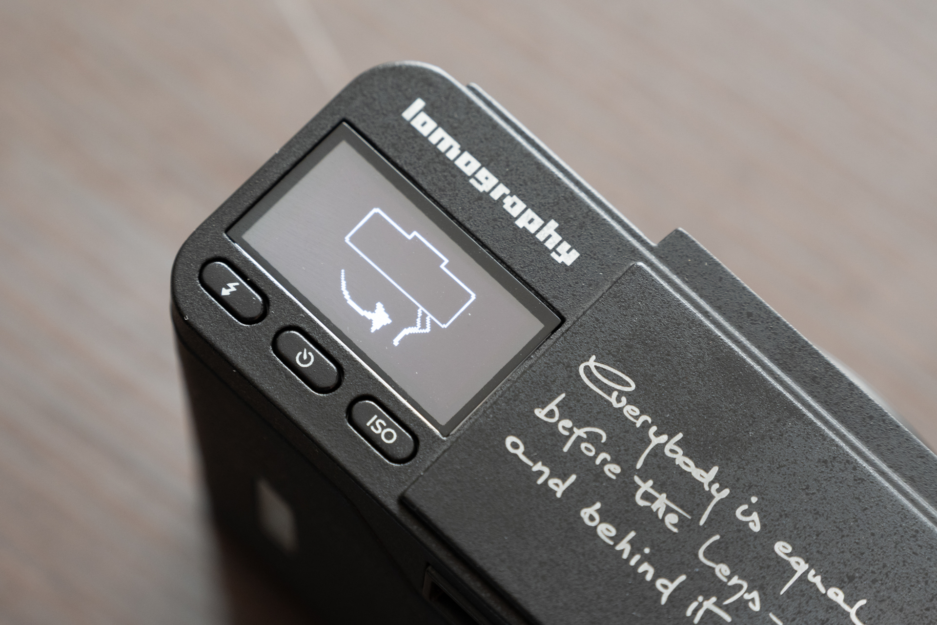 ビギナーの中にはシャッターボタンが押せなくなって焦ったりする人が出ることを想定したのでしょうか。こんなときMC-Aは上部LCD表示で、「フィルムを巻き上げてくださいー」というアラートが出ます。親切です。が、ジジイは「んなことは、わかってんだよ！」とひとりごちたりします。性格悪いです。すみません。