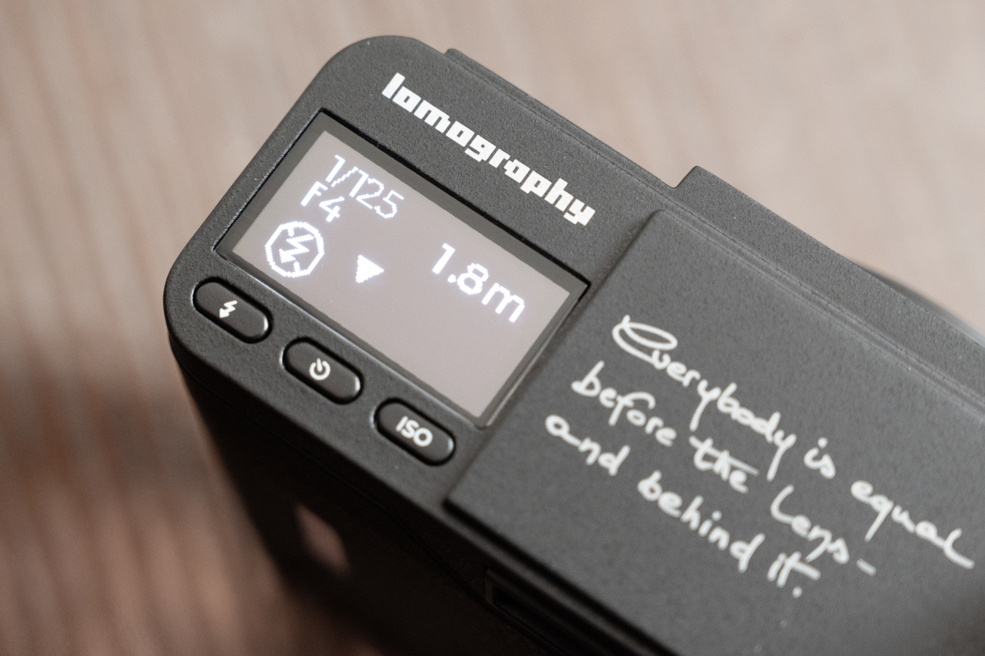 上部LCDには、シャッターボタン半押しで、制御されるシャッタースピード、F値が表示されます。これはPモード時。さらにAF測距時の距離、フラッシュモードも表示されます。これらを確認すれば失敗は防ぐことができます。