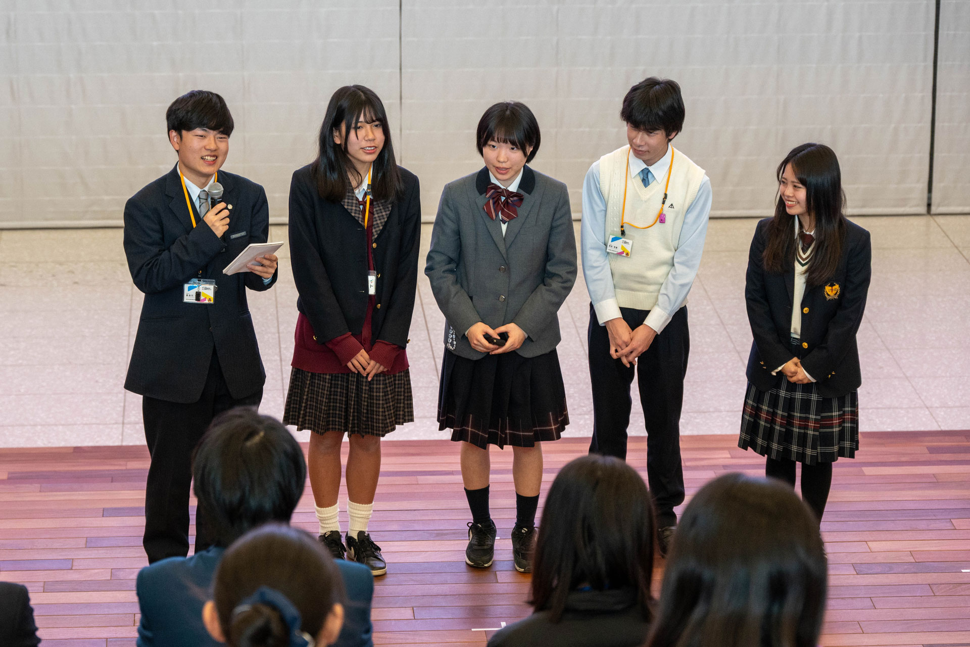 作品のプレゼンテーションの様子