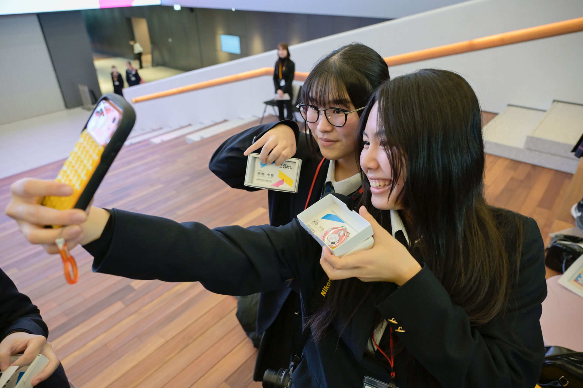 参加者には、自身の作品を裏面にプリントした名刺が用意された。それを参加者同士で交換して交流を深めた。記念品としてもうれしいだろう