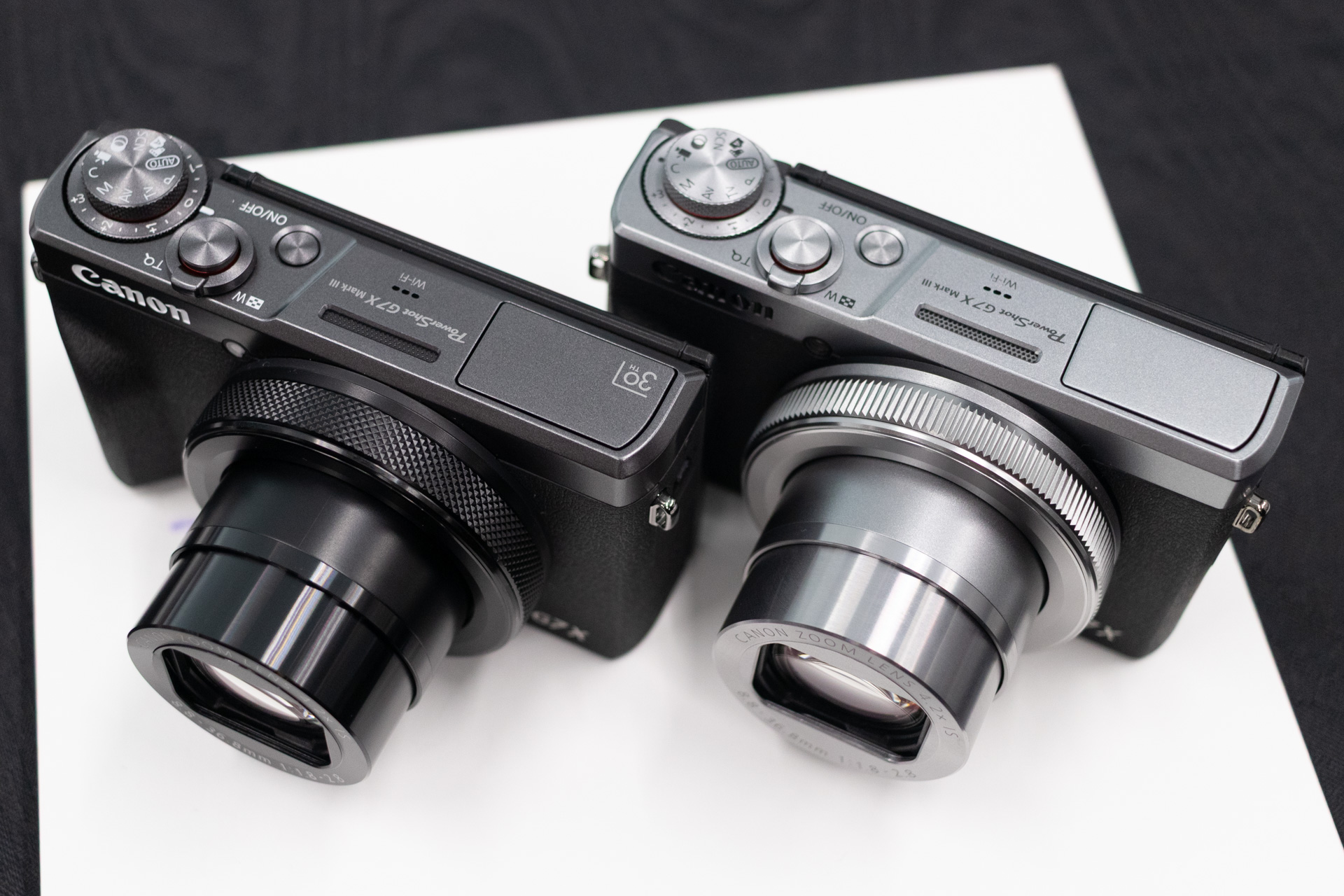 記念モデル（左）とベースモデルのシルバー（右）