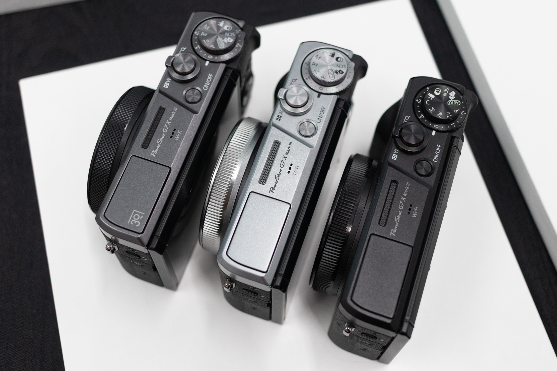 左から記念モデル、ベースモデルのシルバー、同ブラック