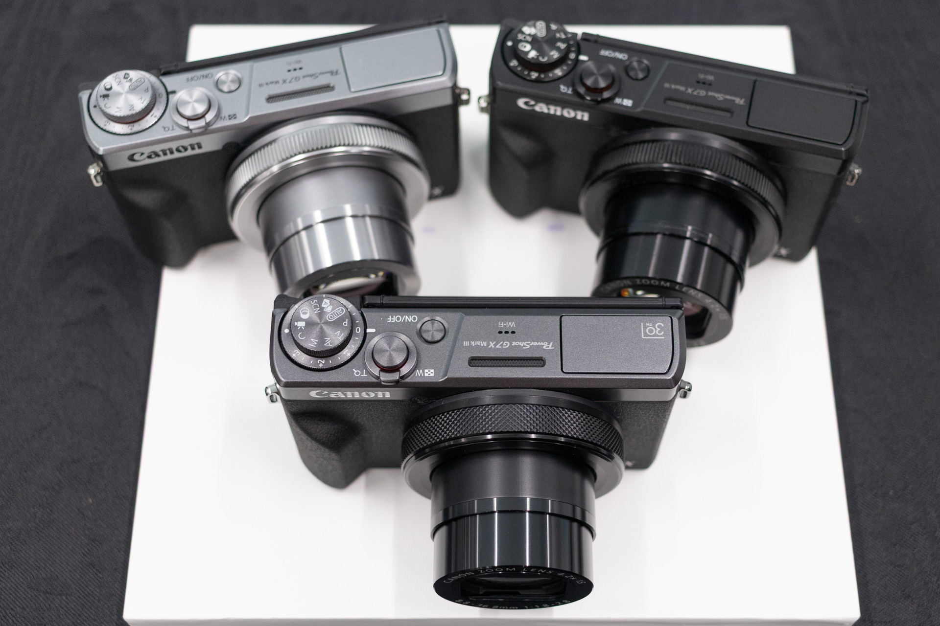 記念モデル（前）、ベースモデルのシルバー（左）、同ブラック（右）