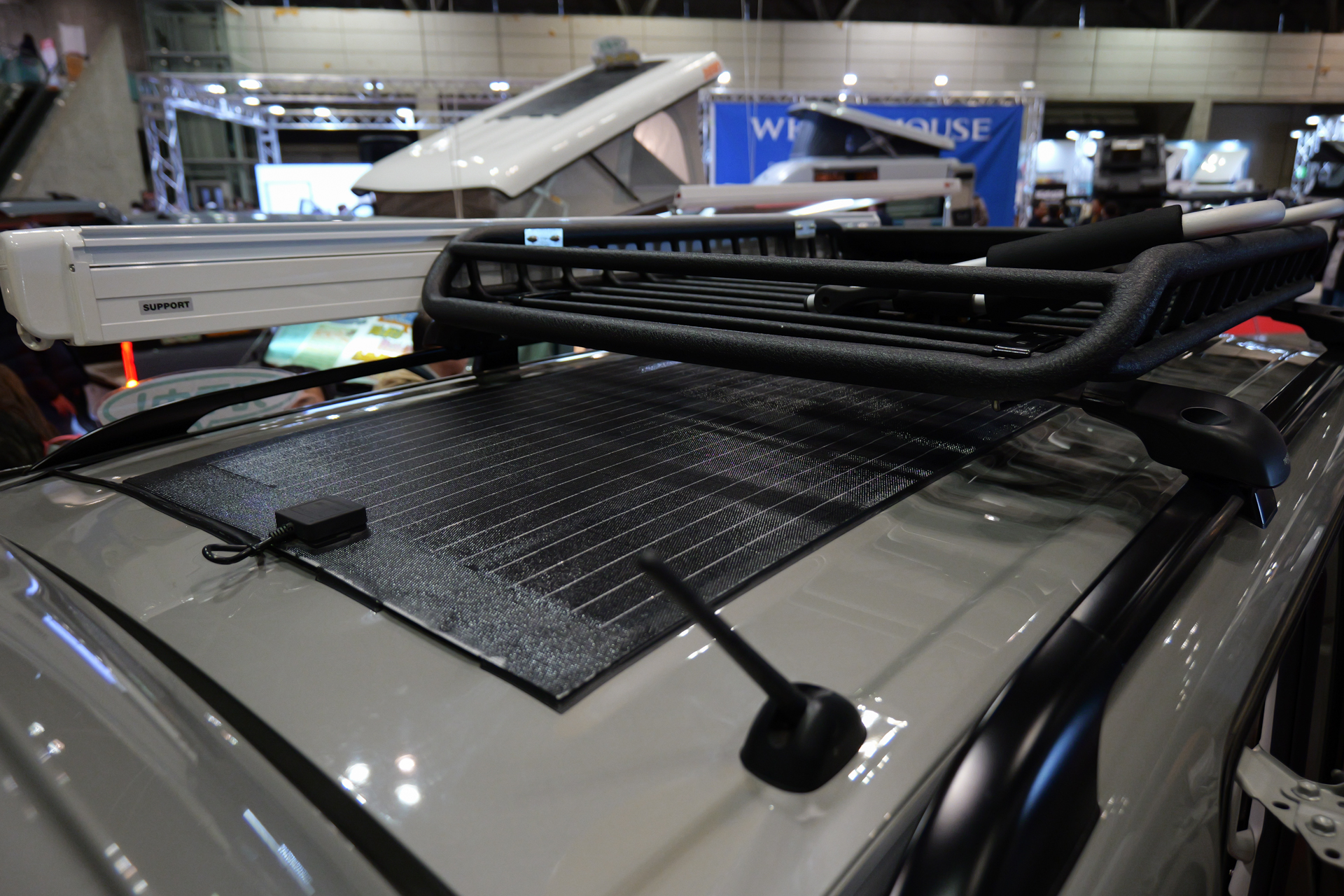 屋根にソーラーパネルを搭載していた